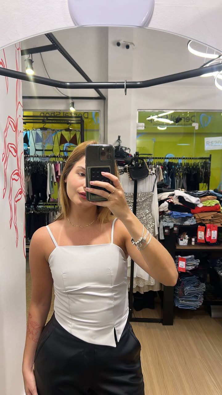 Cropped em alfaiataria com detalhe assimétrico