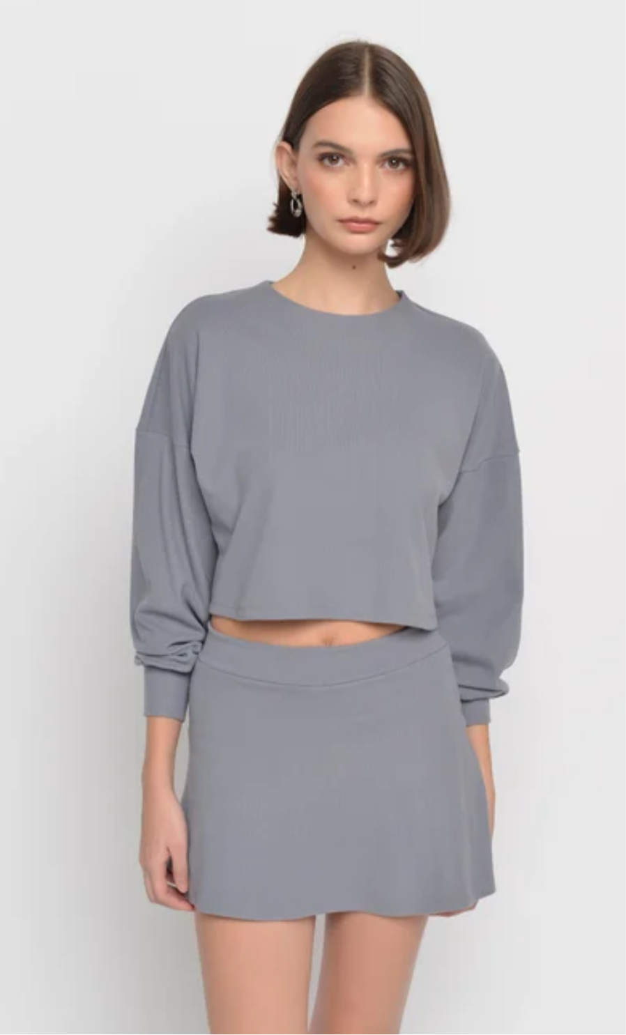 Blusa cropped manga longa em soft cinza
