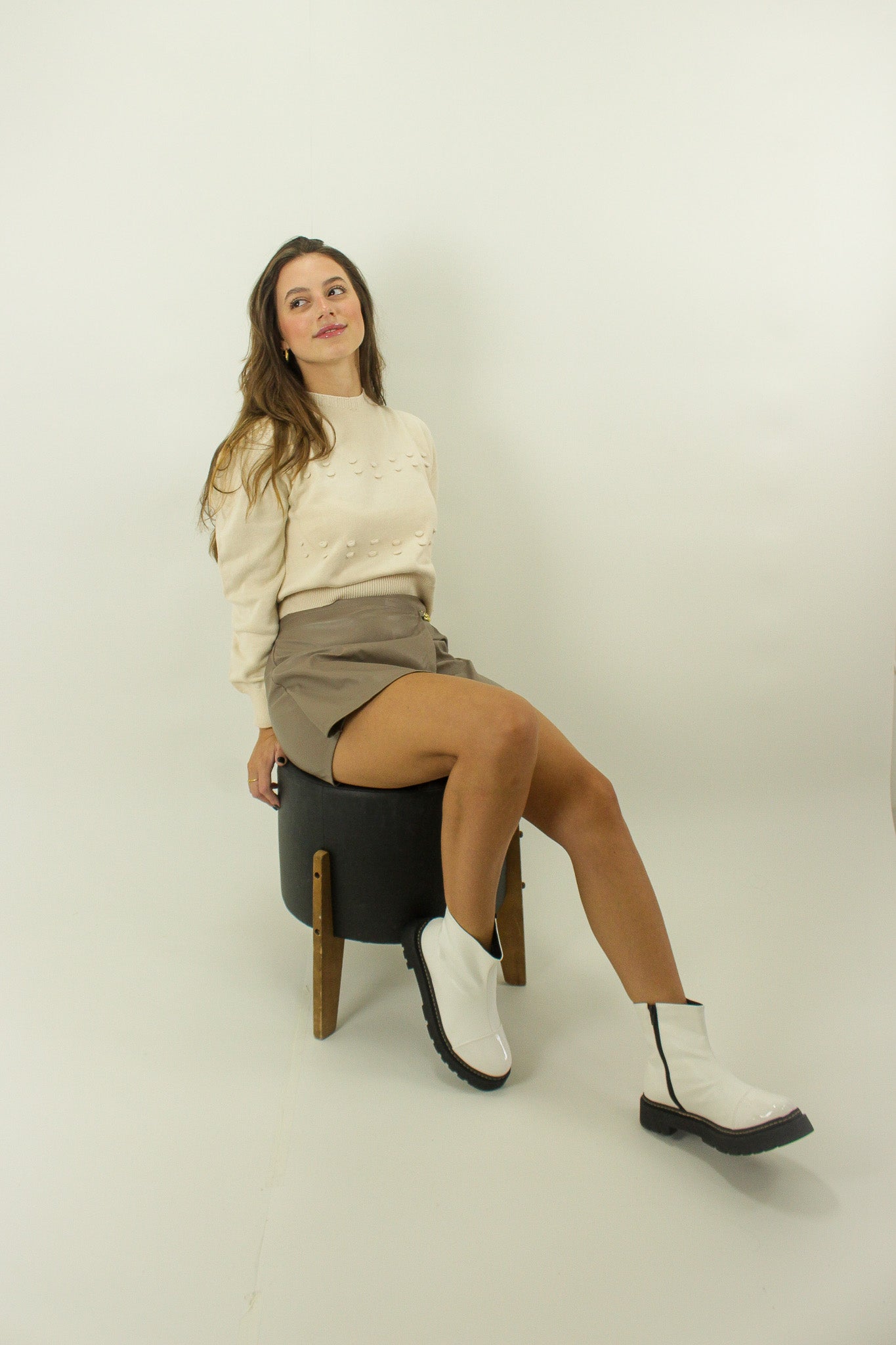 Blusão tricot off com detalhes