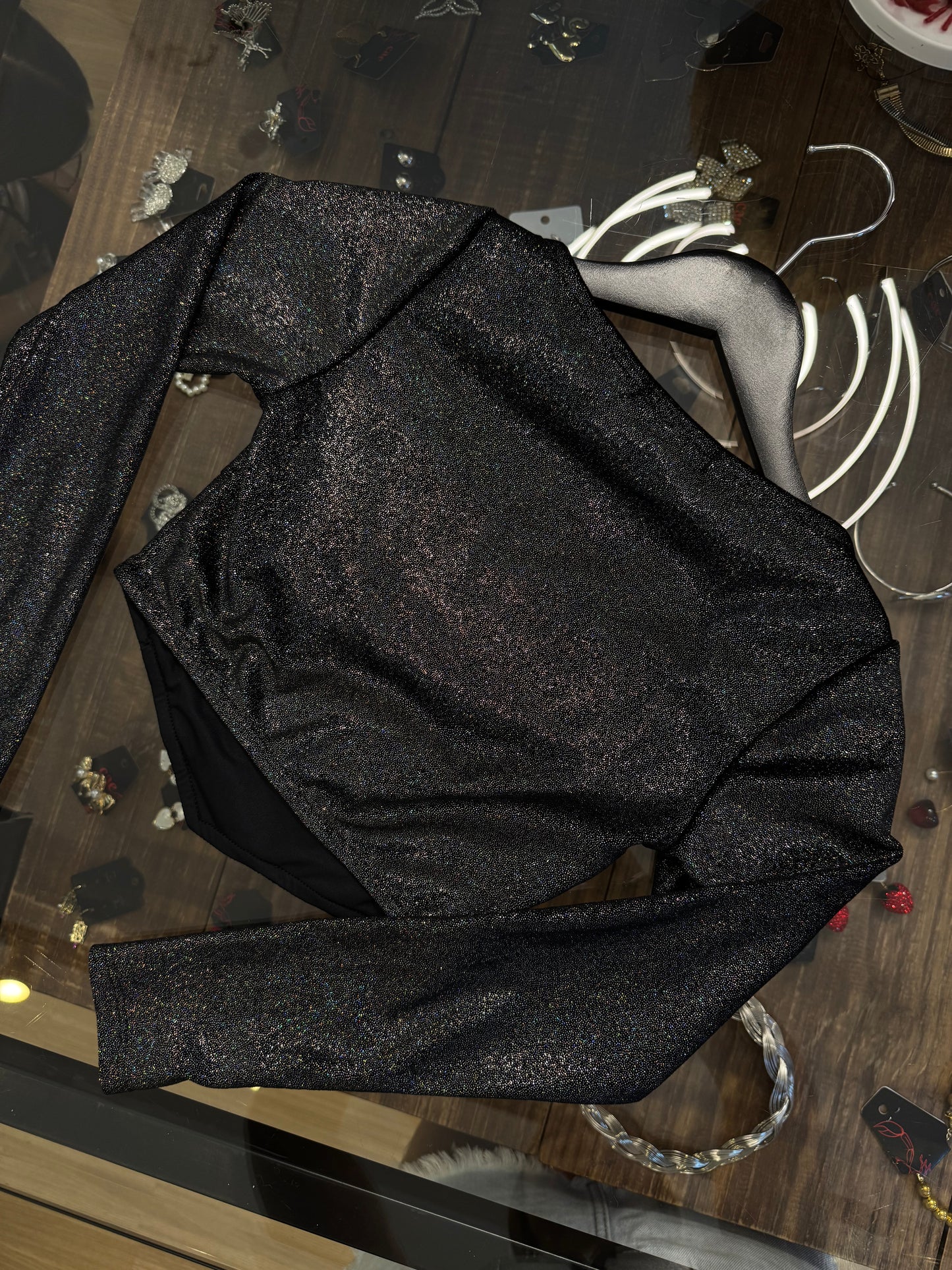 Cropped preto holográfico