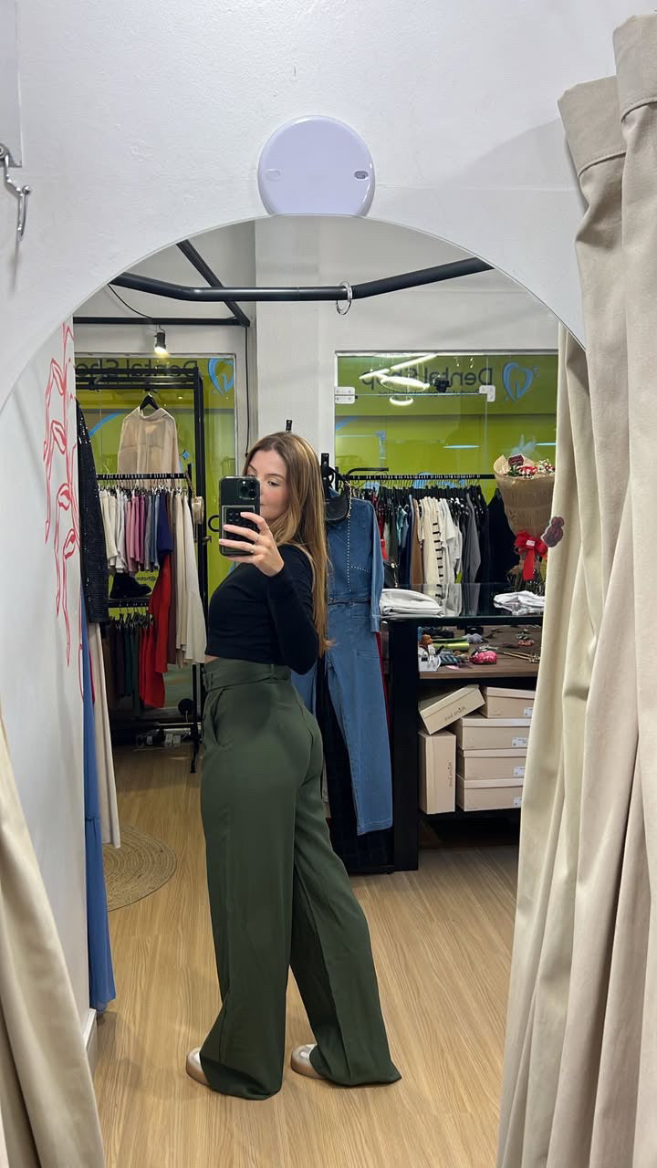 Calça alfaiataria dois botões dourados