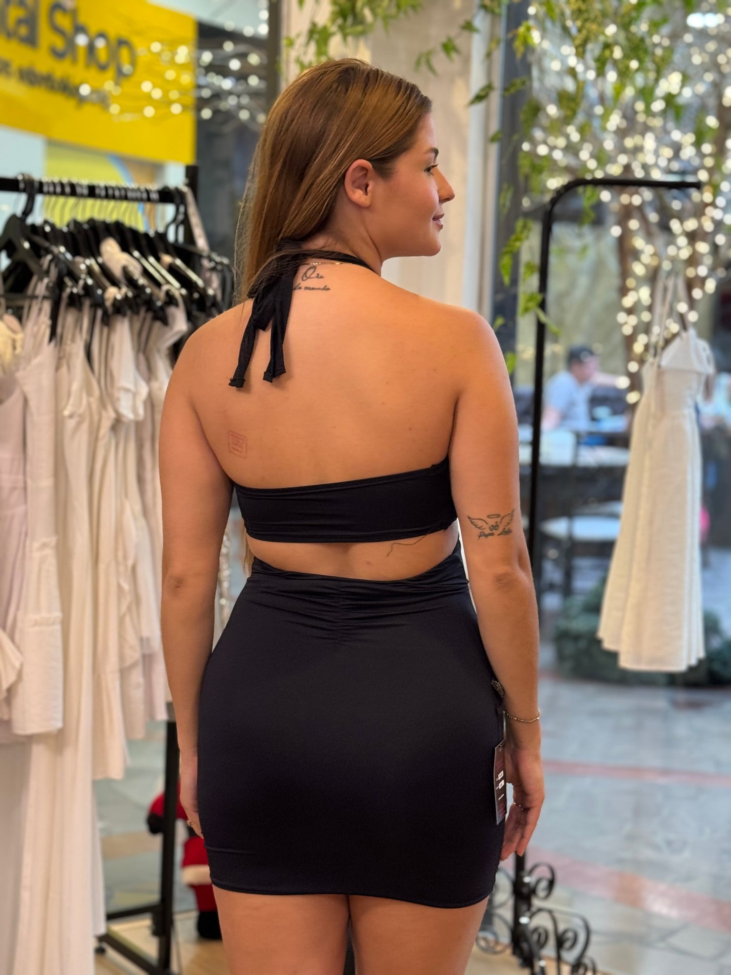 Vestido Curto Preto com Decote e Amarração