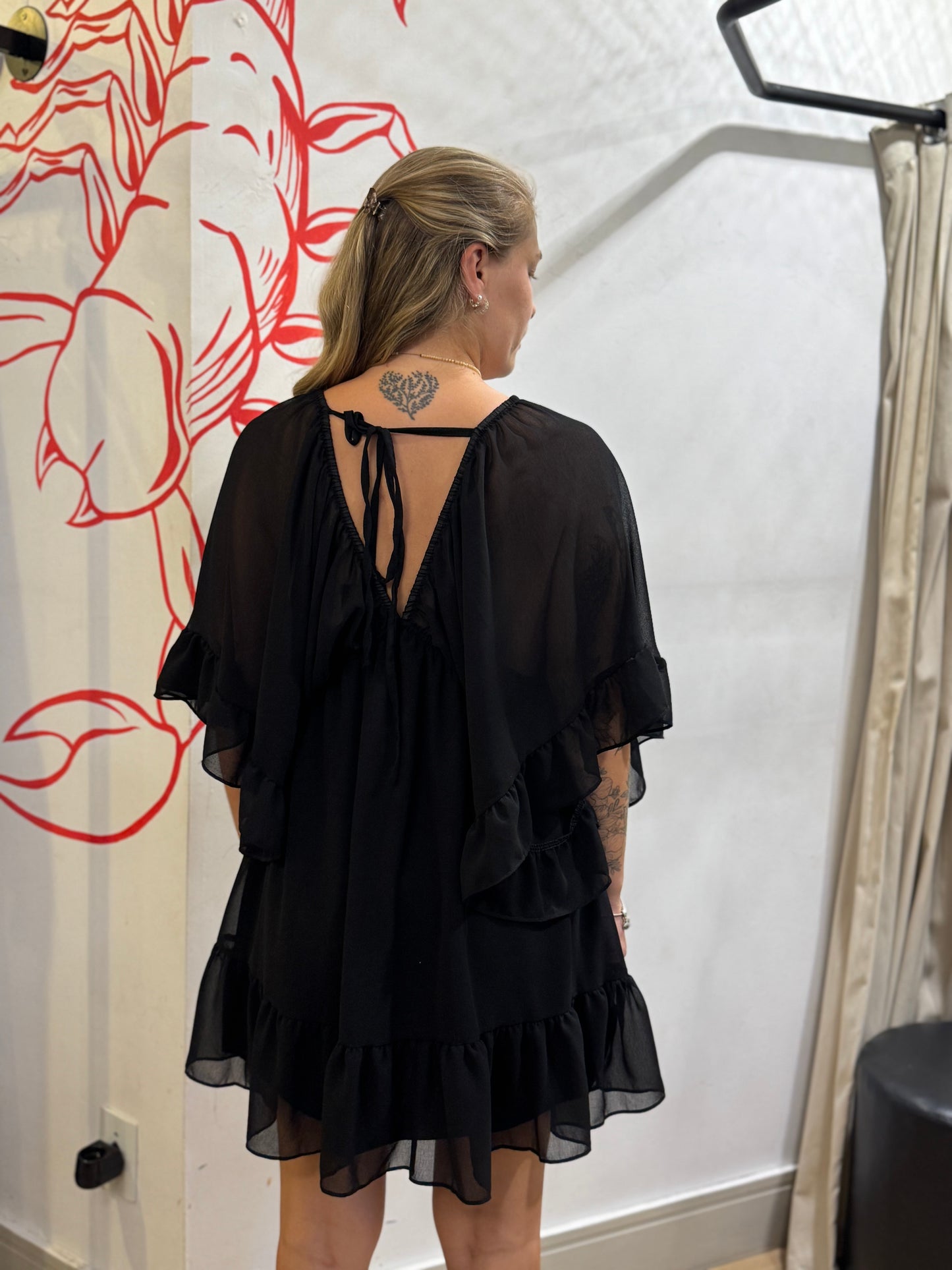 Vestido Preto com Manga Esvoaçante e Babados