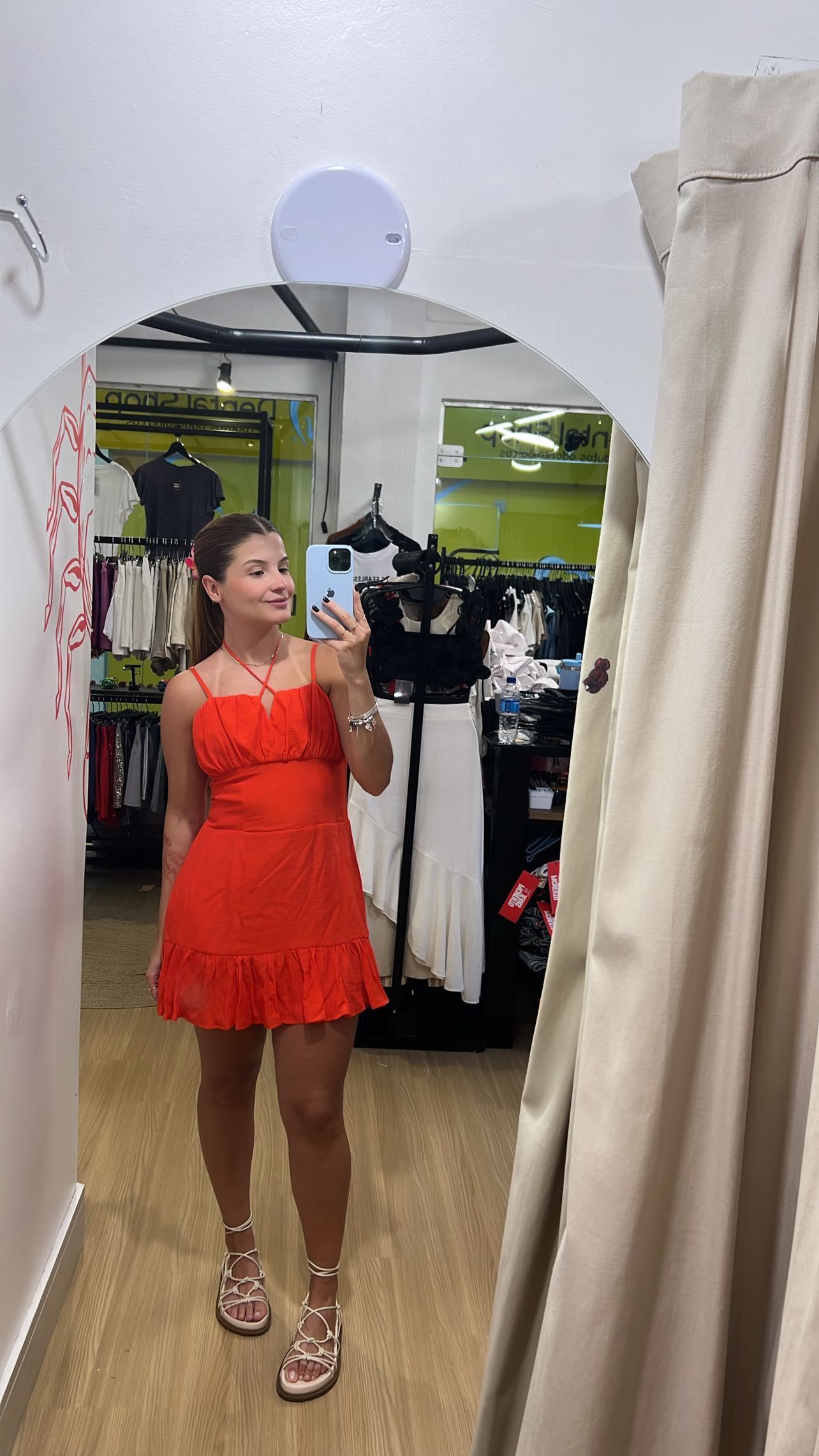 Vestido com babados e amarração