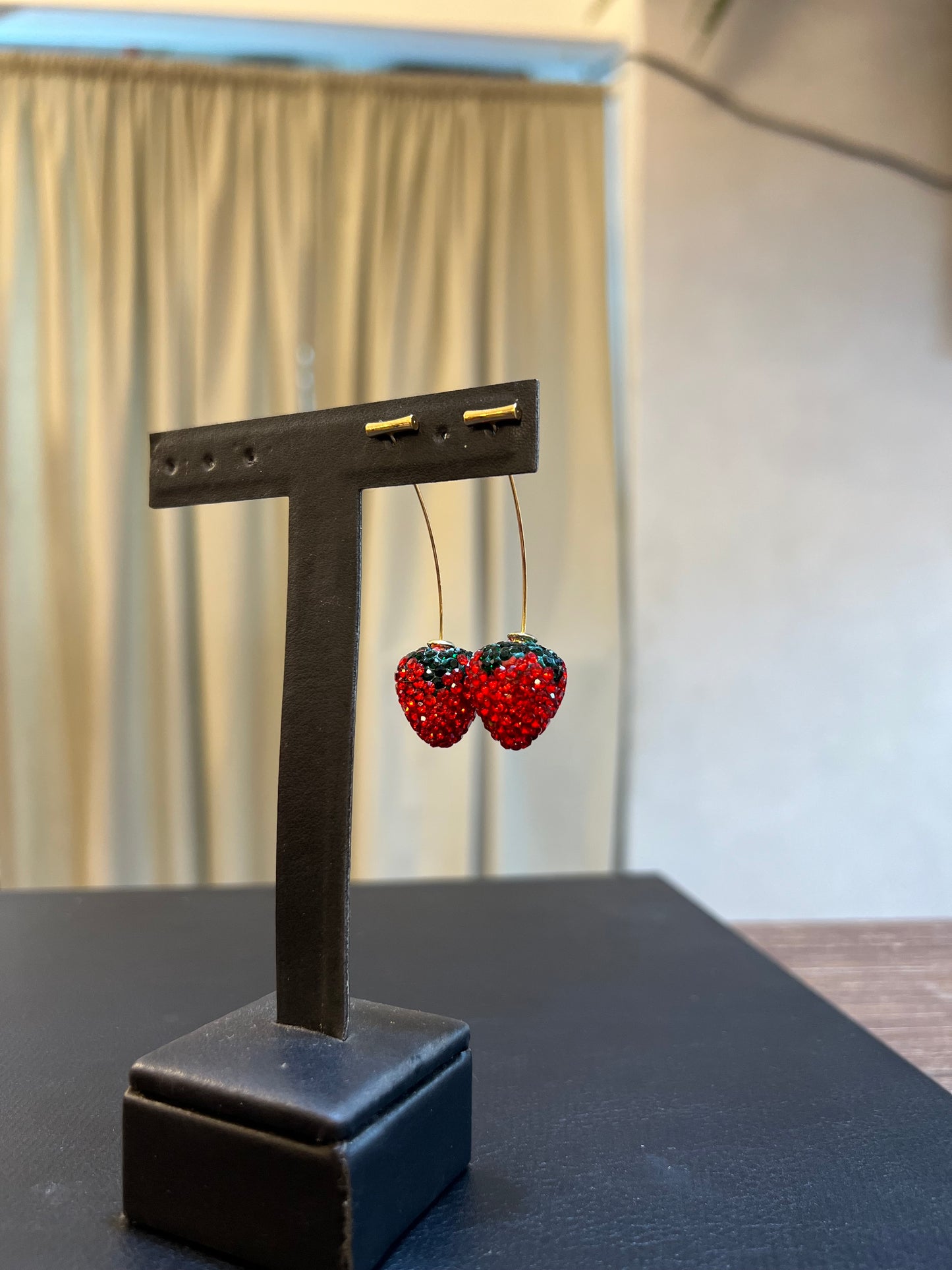 Brinco de morango com strass