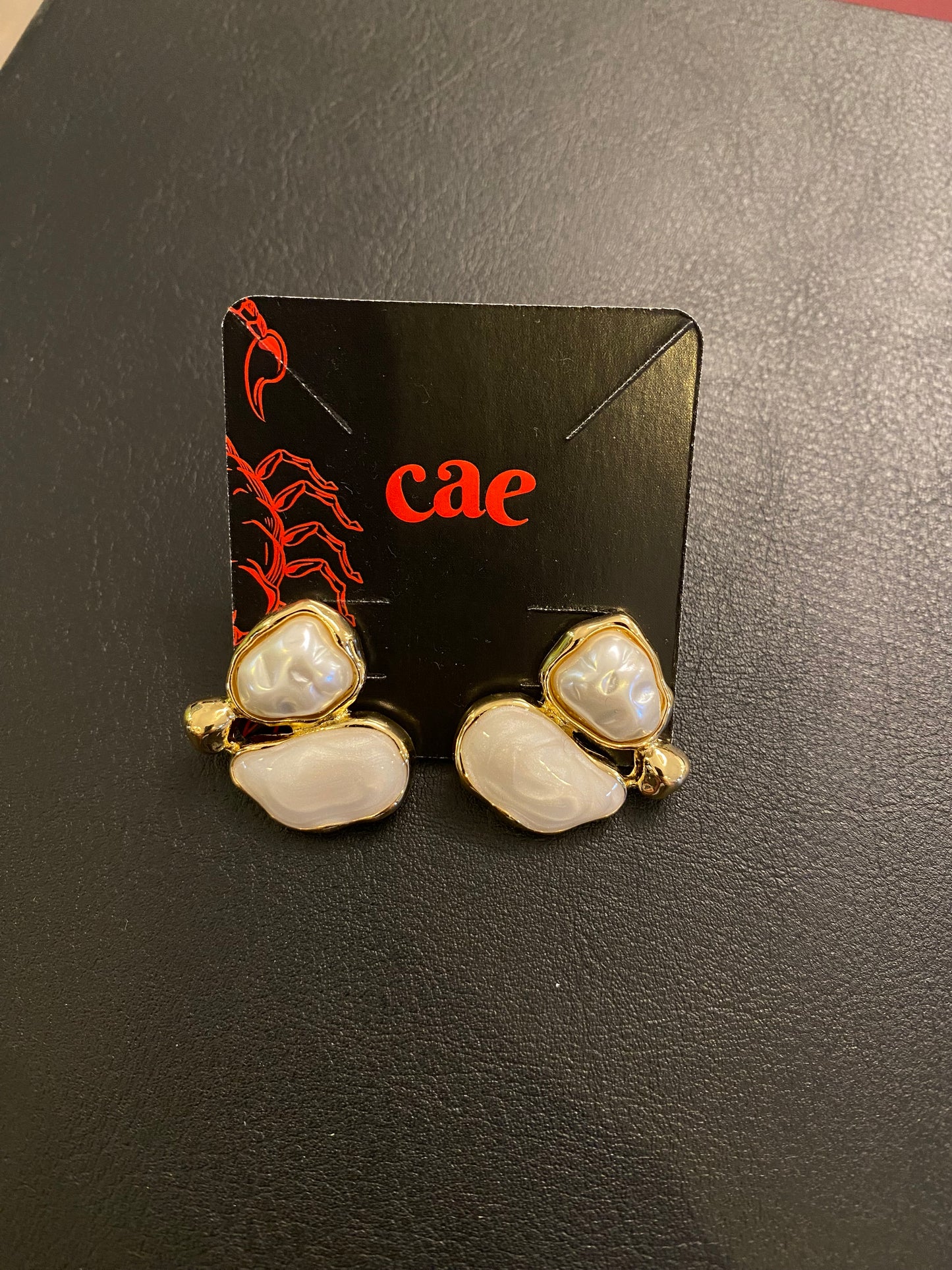 Brinco perolado com dourado