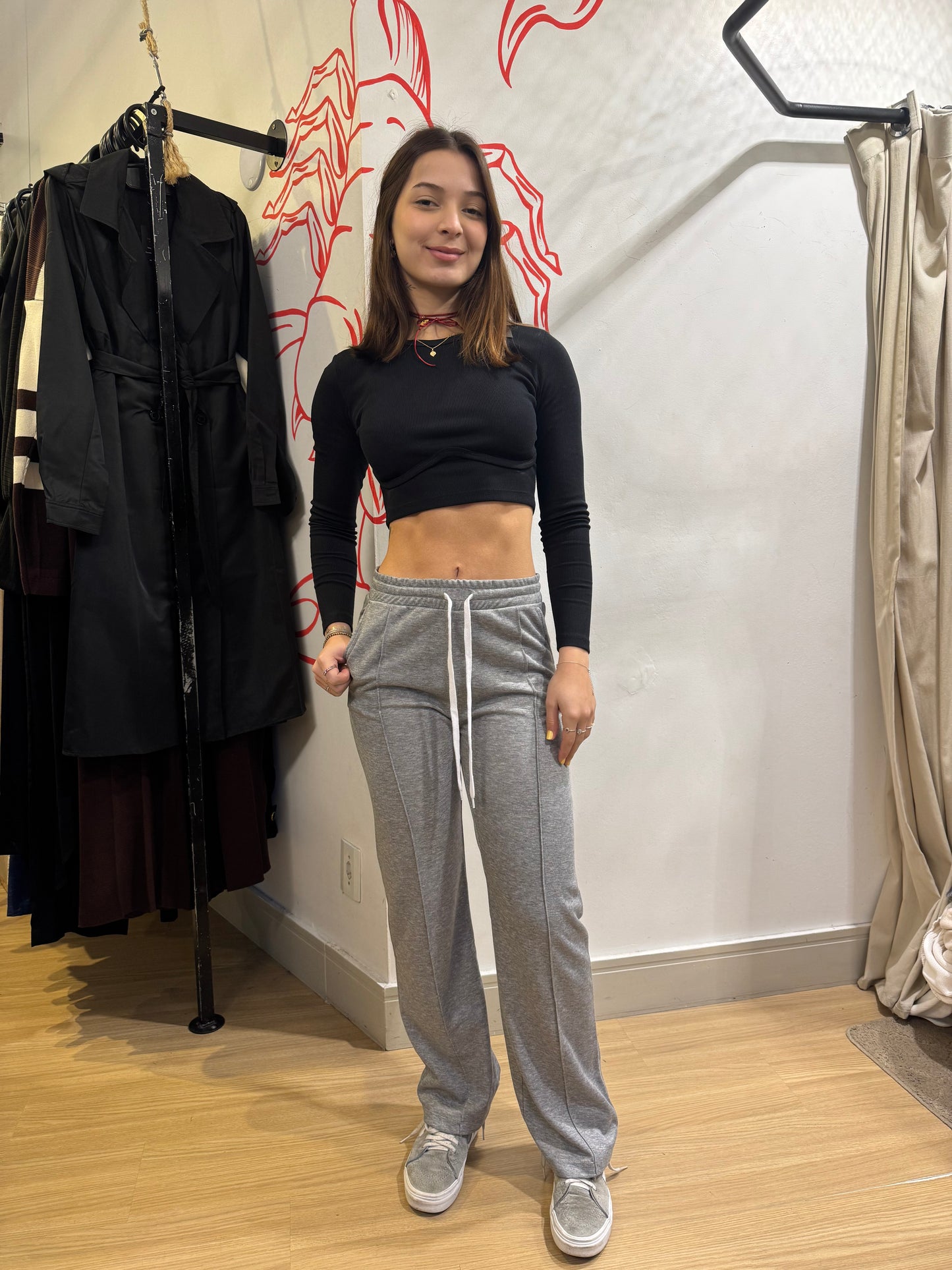 Calça moletom cinza com costuras