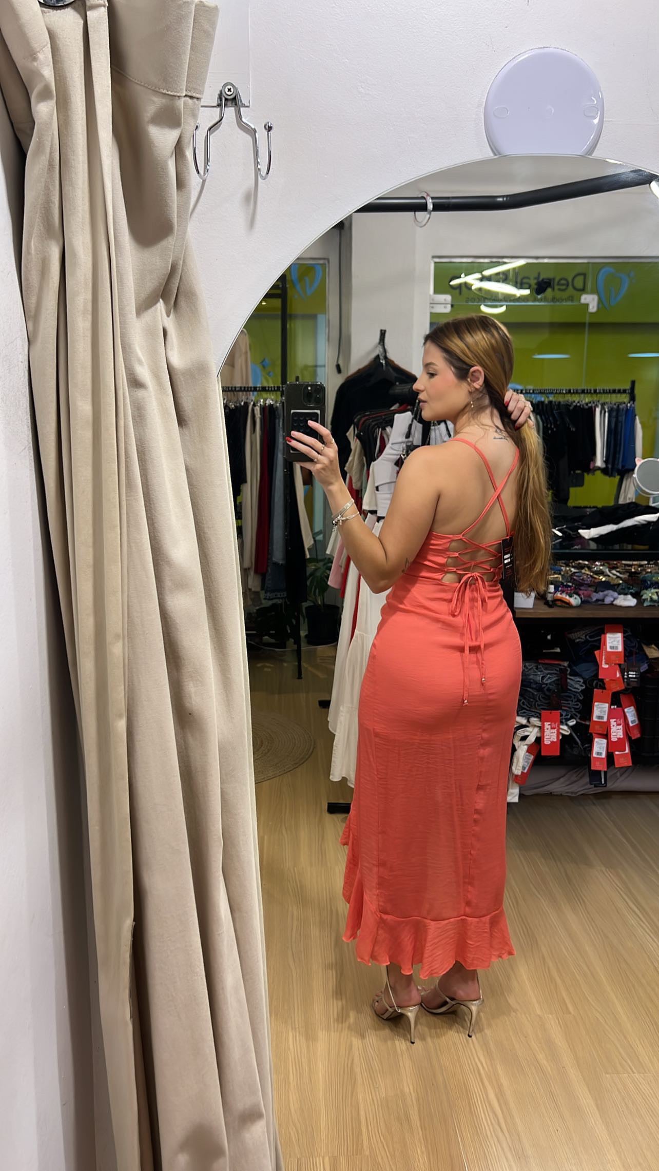 Vestido midi com fenda e babados