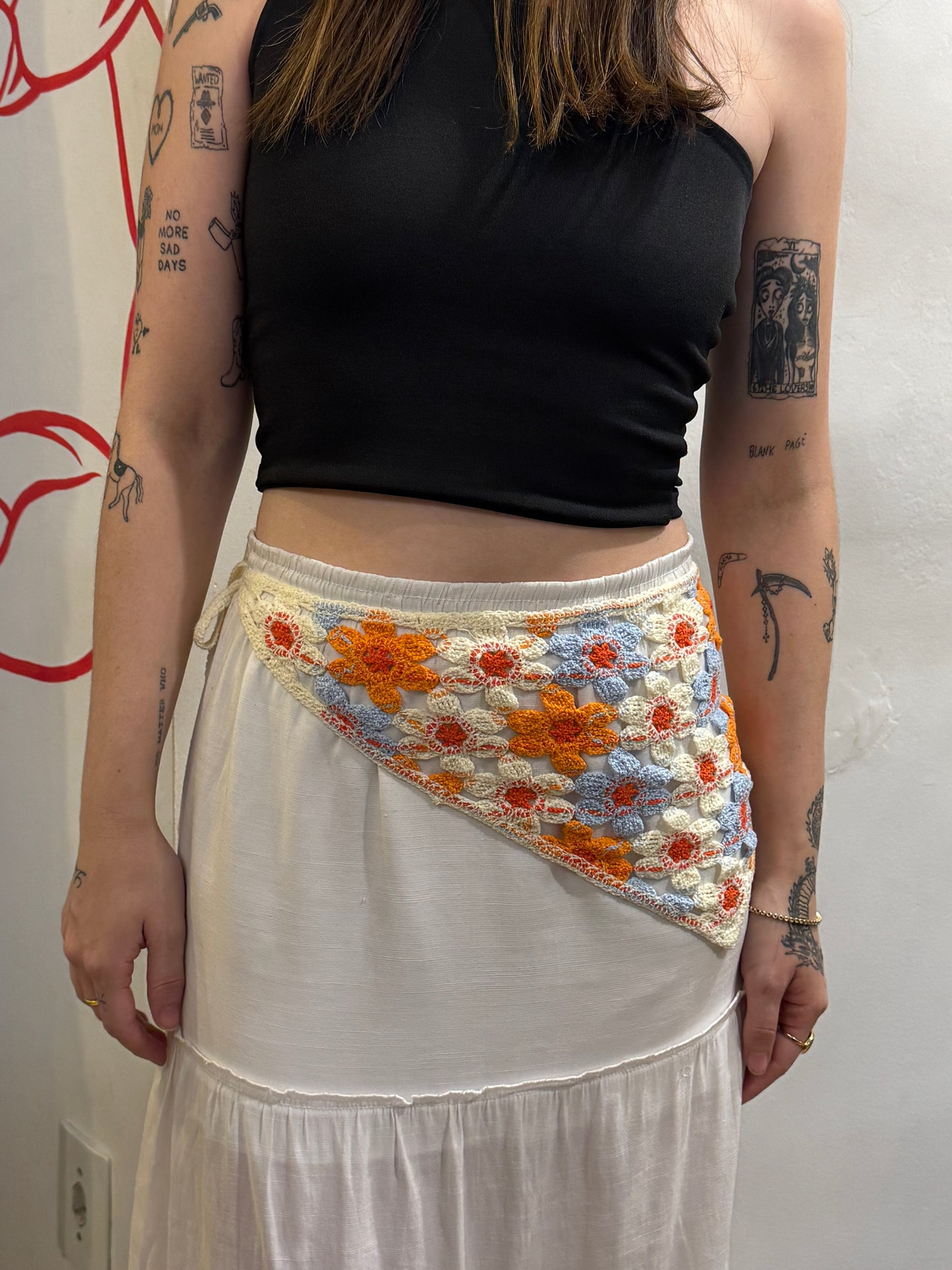 Lenço crochê colorido com flores para cintura e cabelo