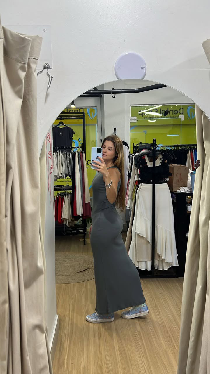 Vestido midi com abertura lateral