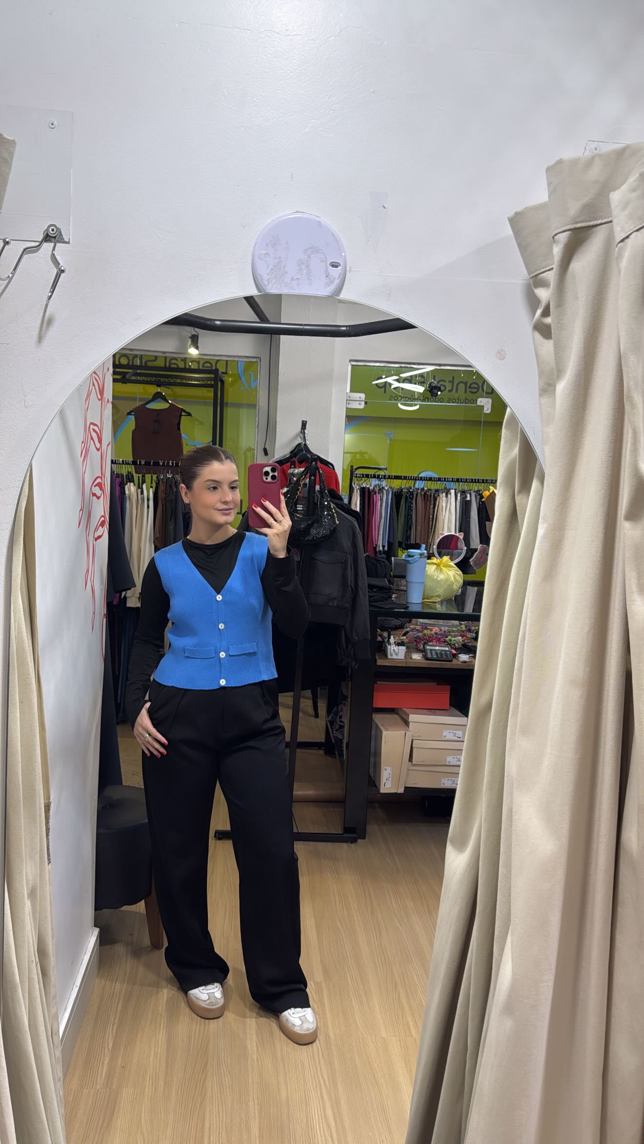 Colete tricot azul com botão