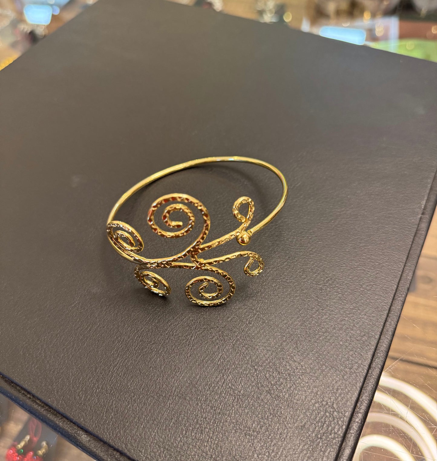 Bracelete dourado redemoinhos