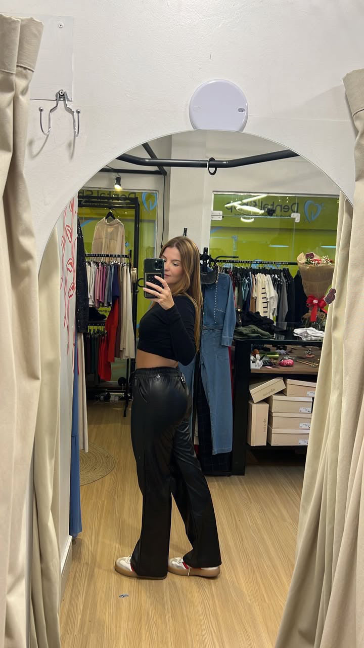 Calça corino com lastex na cintura