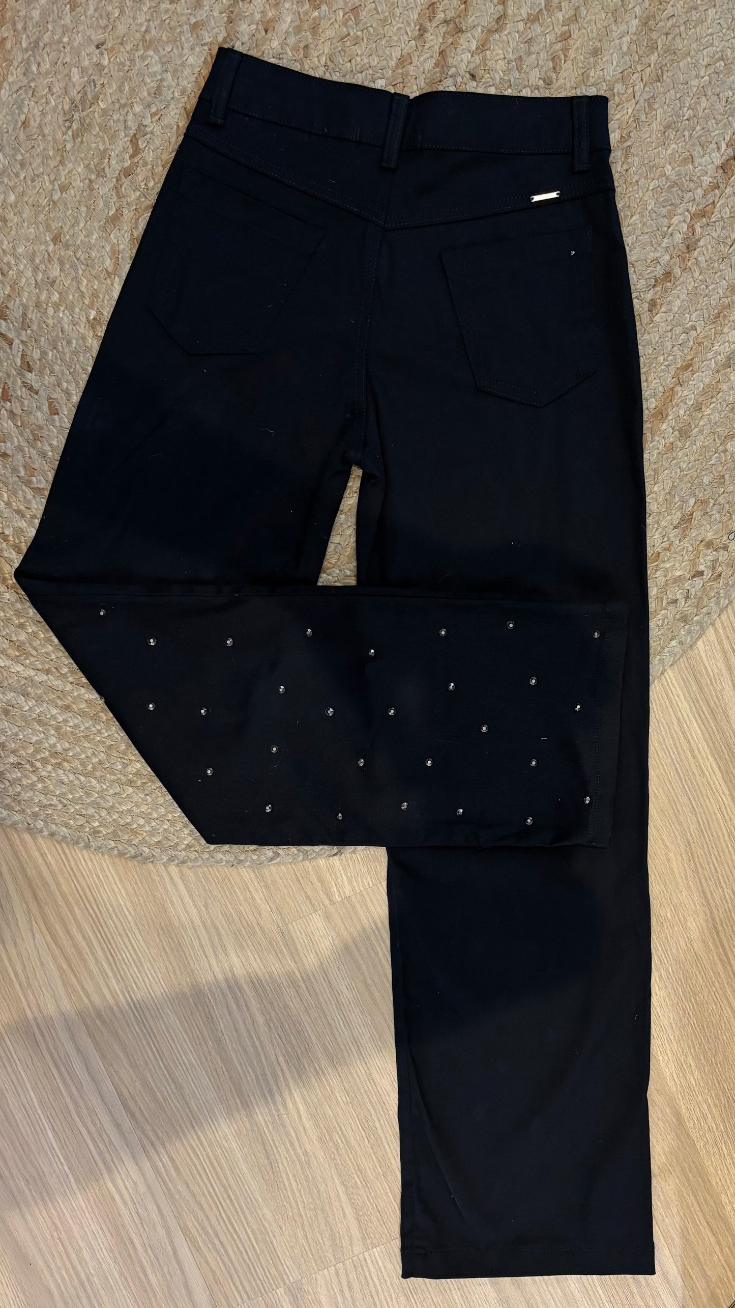 Calça jeans preta com aplicações de strass