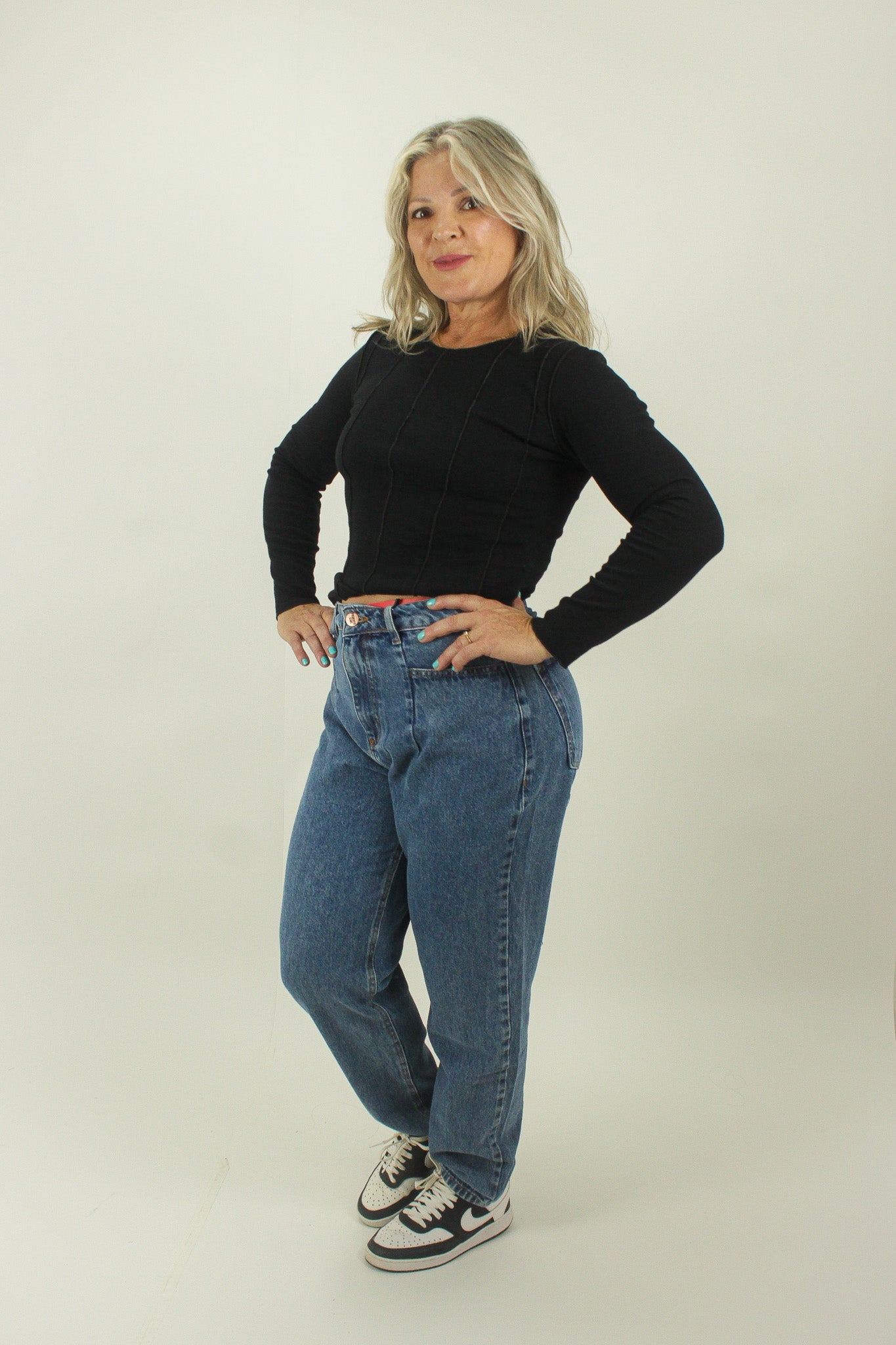 Calça jeans detalhes em bolsos