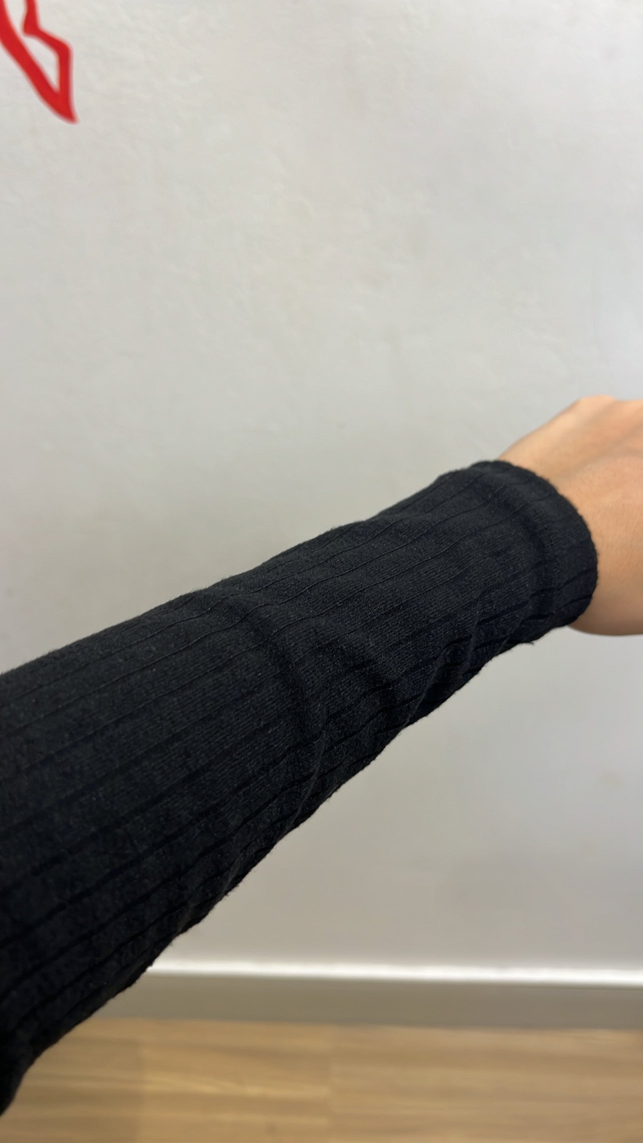 Vestido midi com mangas e fenda atrás