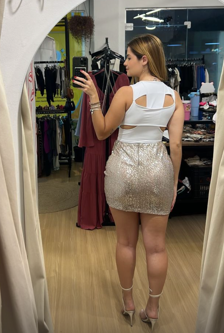 Cropped aberto nas costas com recortes