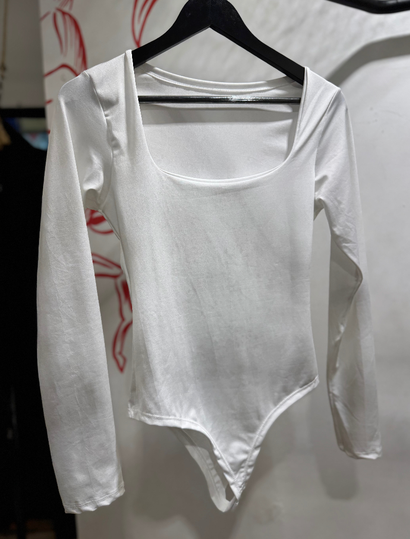 Body manga longa recorte quadrado branco