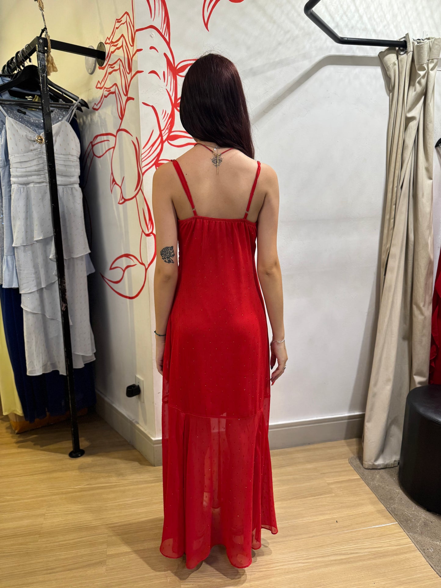 Vestido Vermelho Longo com Detalhes no Tecido
