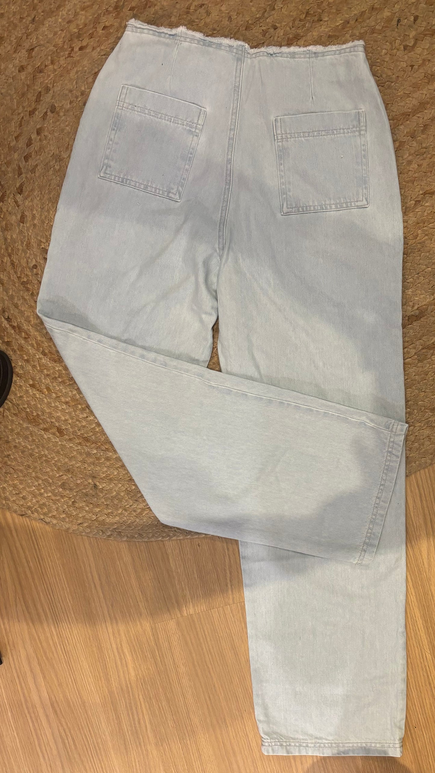 Calça jeans com cós desfiado