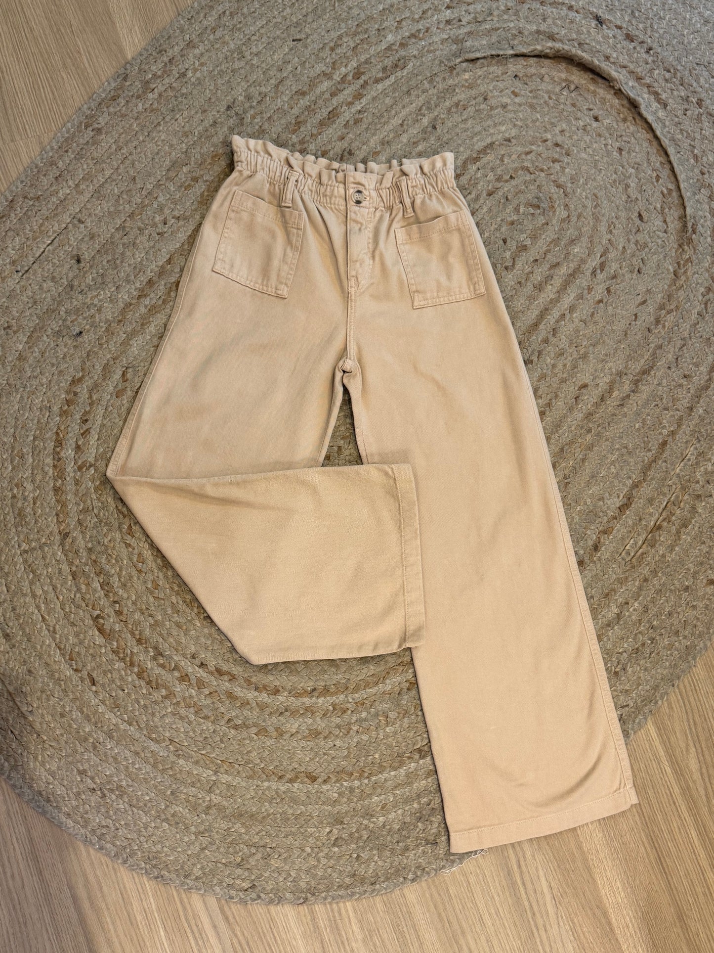 Calça jeans com elástico na cintura e detalhe de bolsos