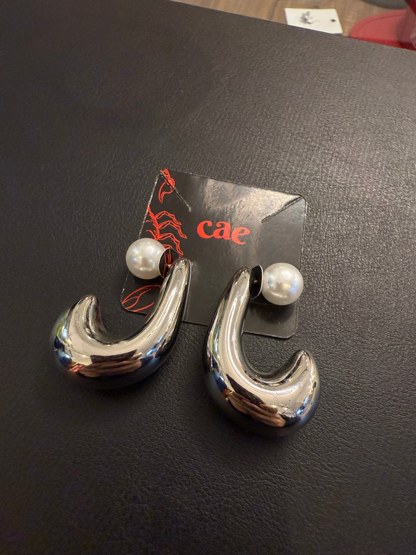 Brinco argola grossa com pérola