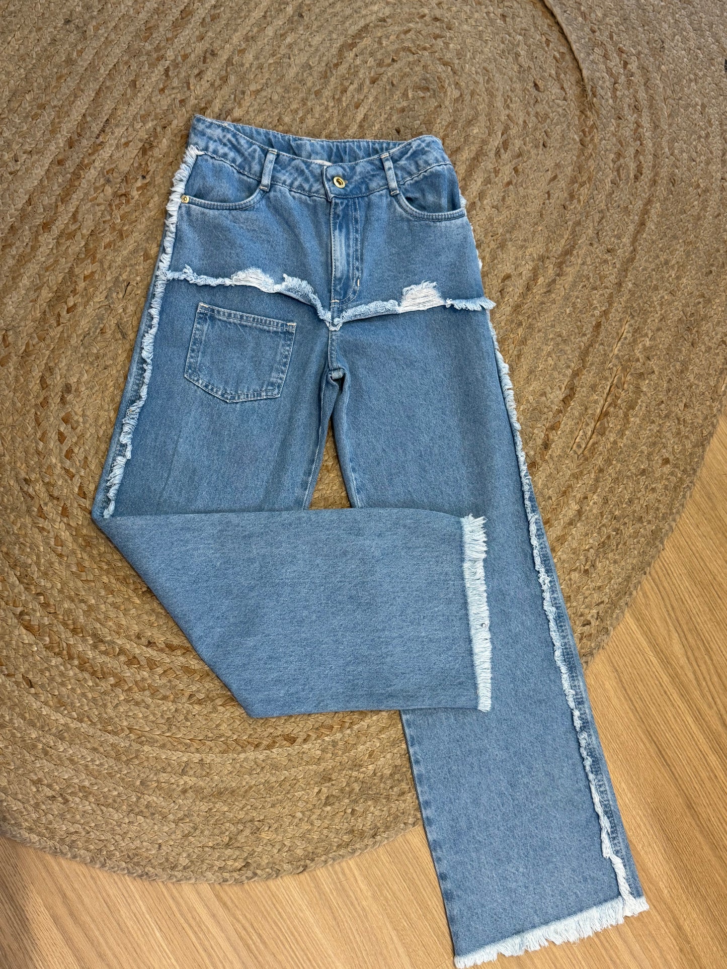 Calça jeans com detalhe de desfiados