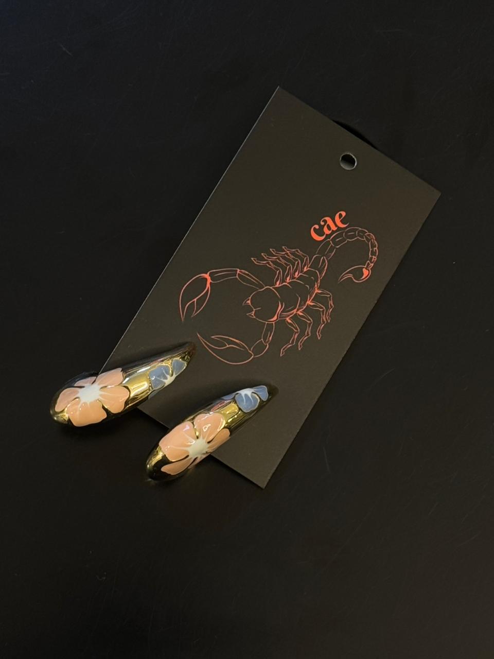 Brinco Dourado com Detalhes de Flor