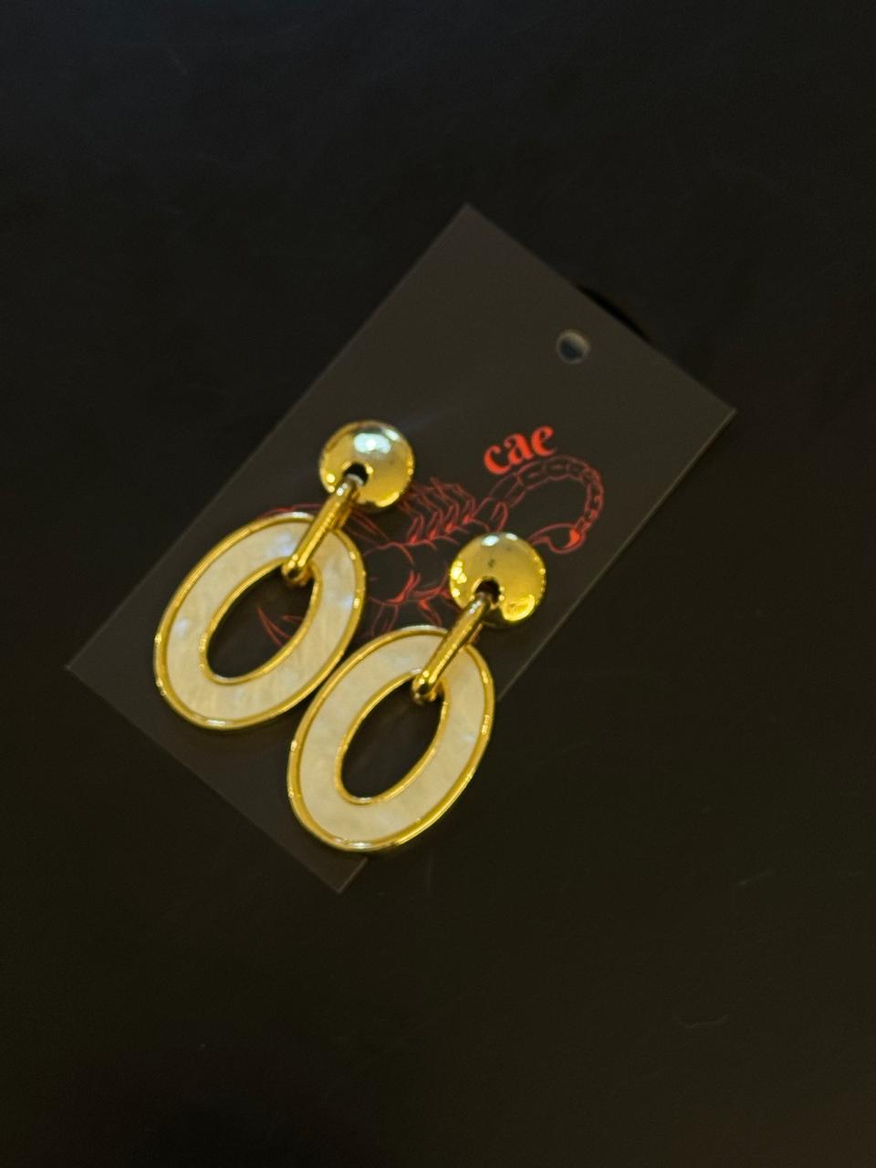 Brinco Dourado com Detalhes Perolados