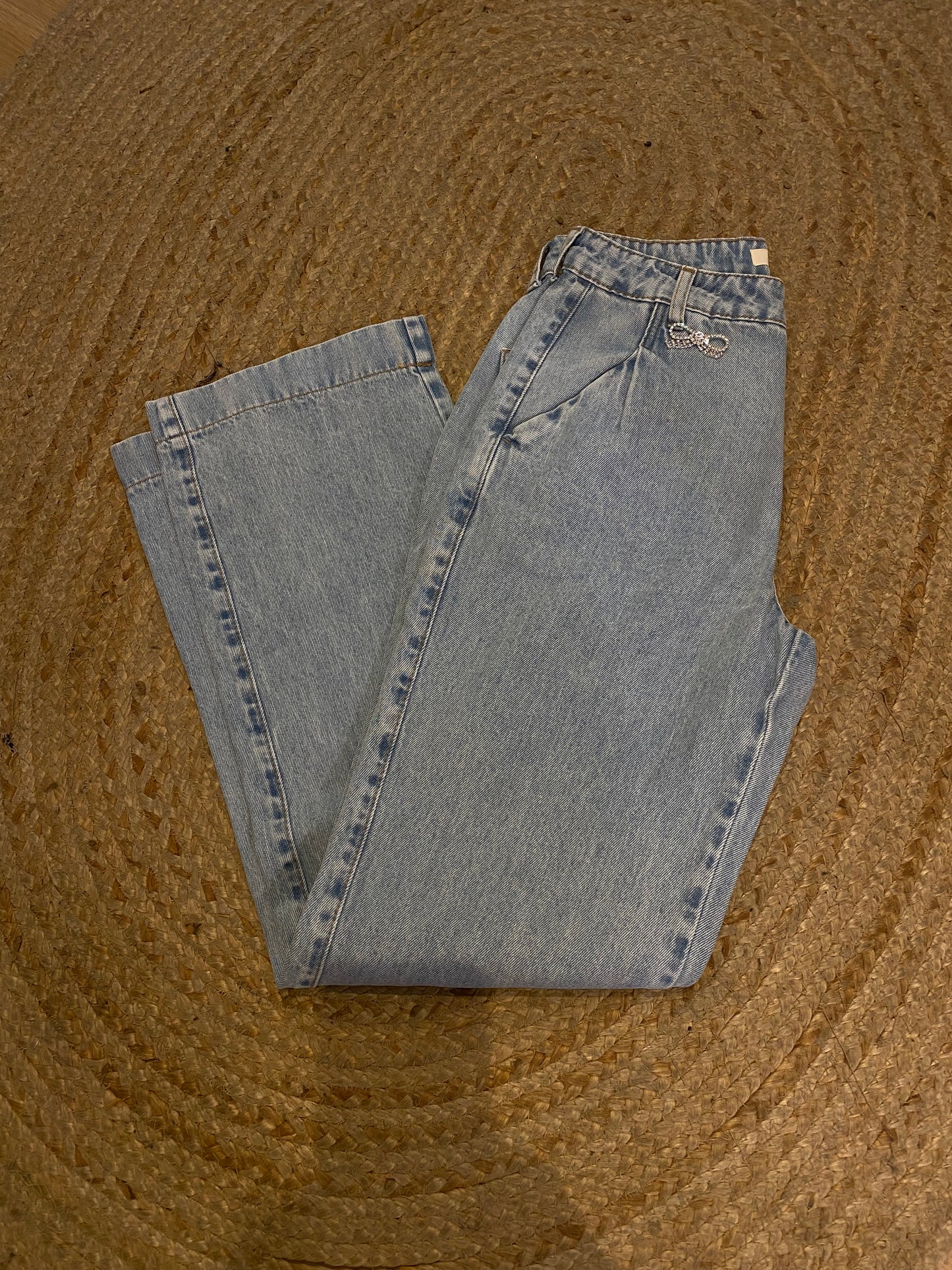 Calça jeans claro com laço