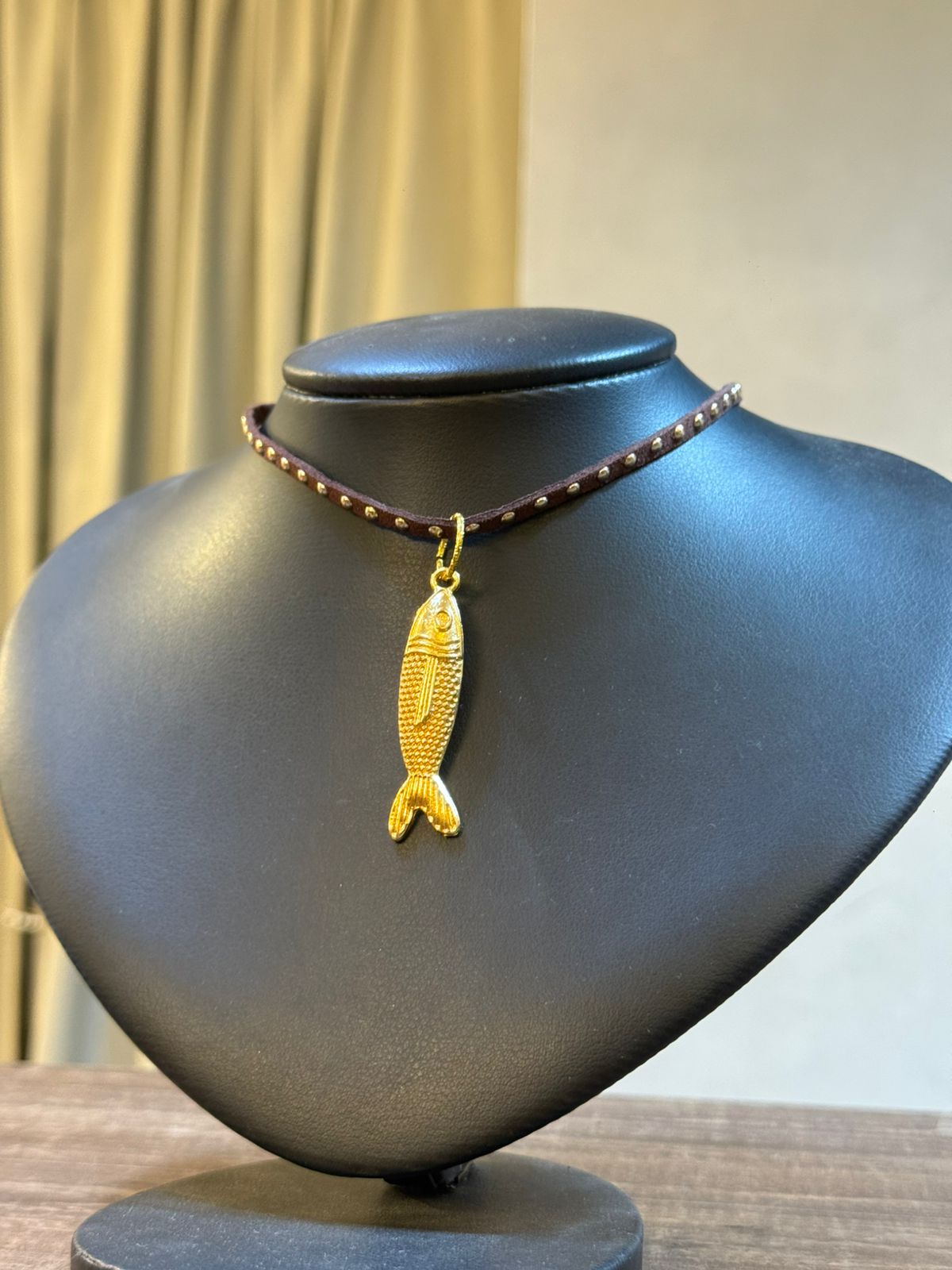 Colar Choker Peixe com Detalhes Dourados