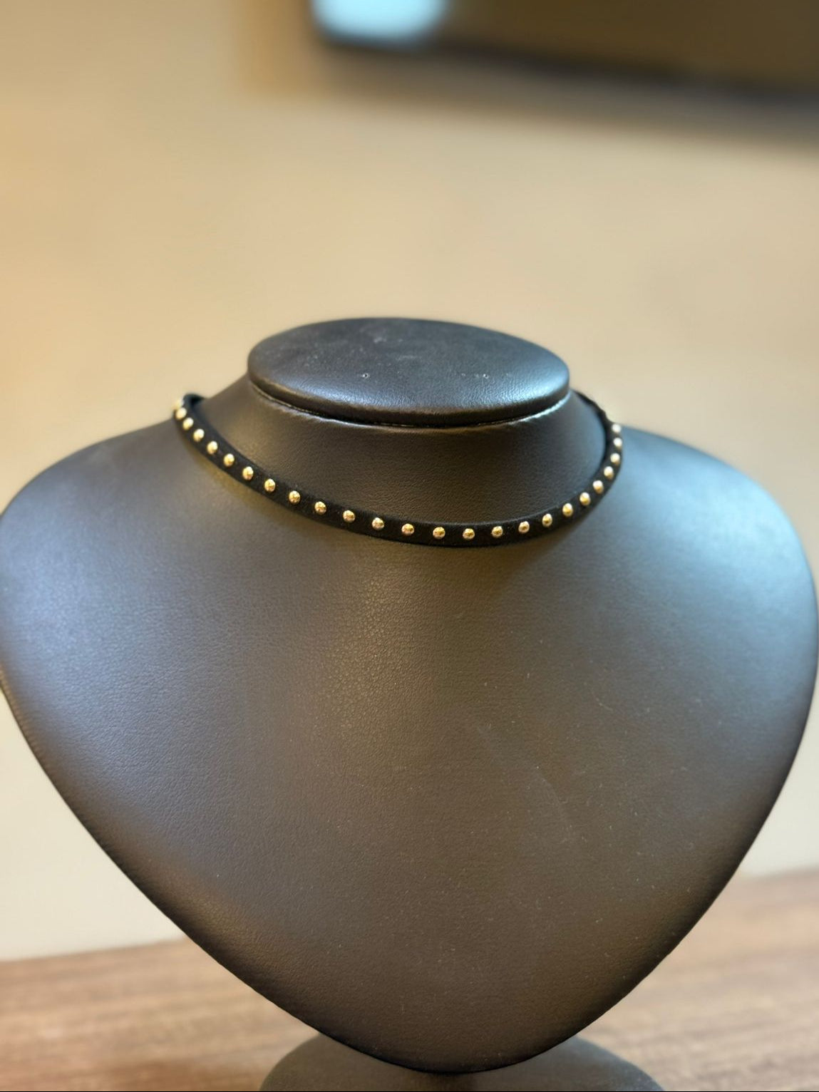 chocker com Detalhes Dourados