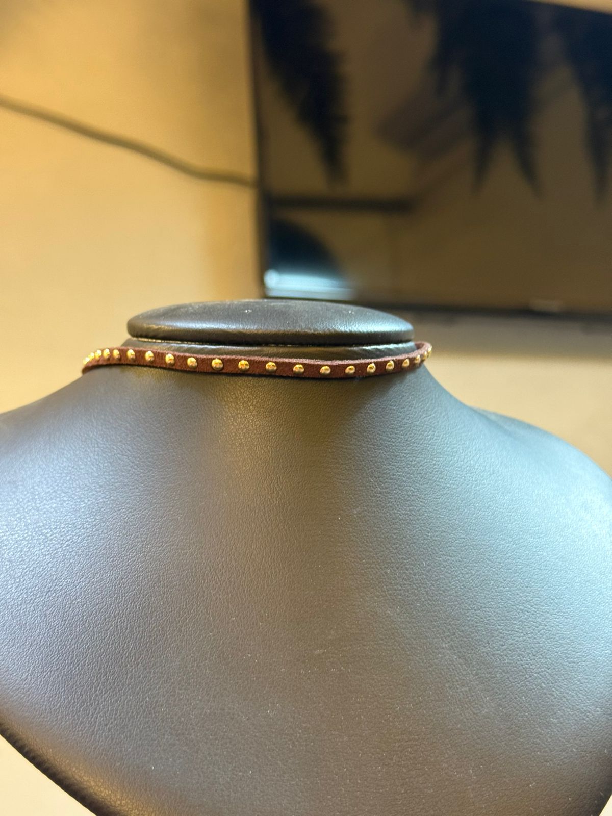 chocker com Detalhes Dourados