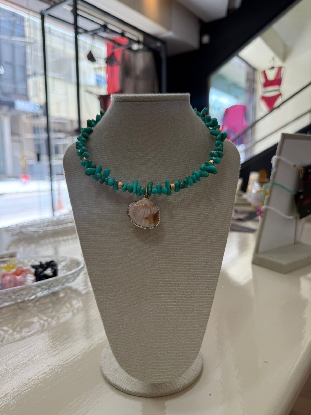 Colar verde turquesa com concha natural