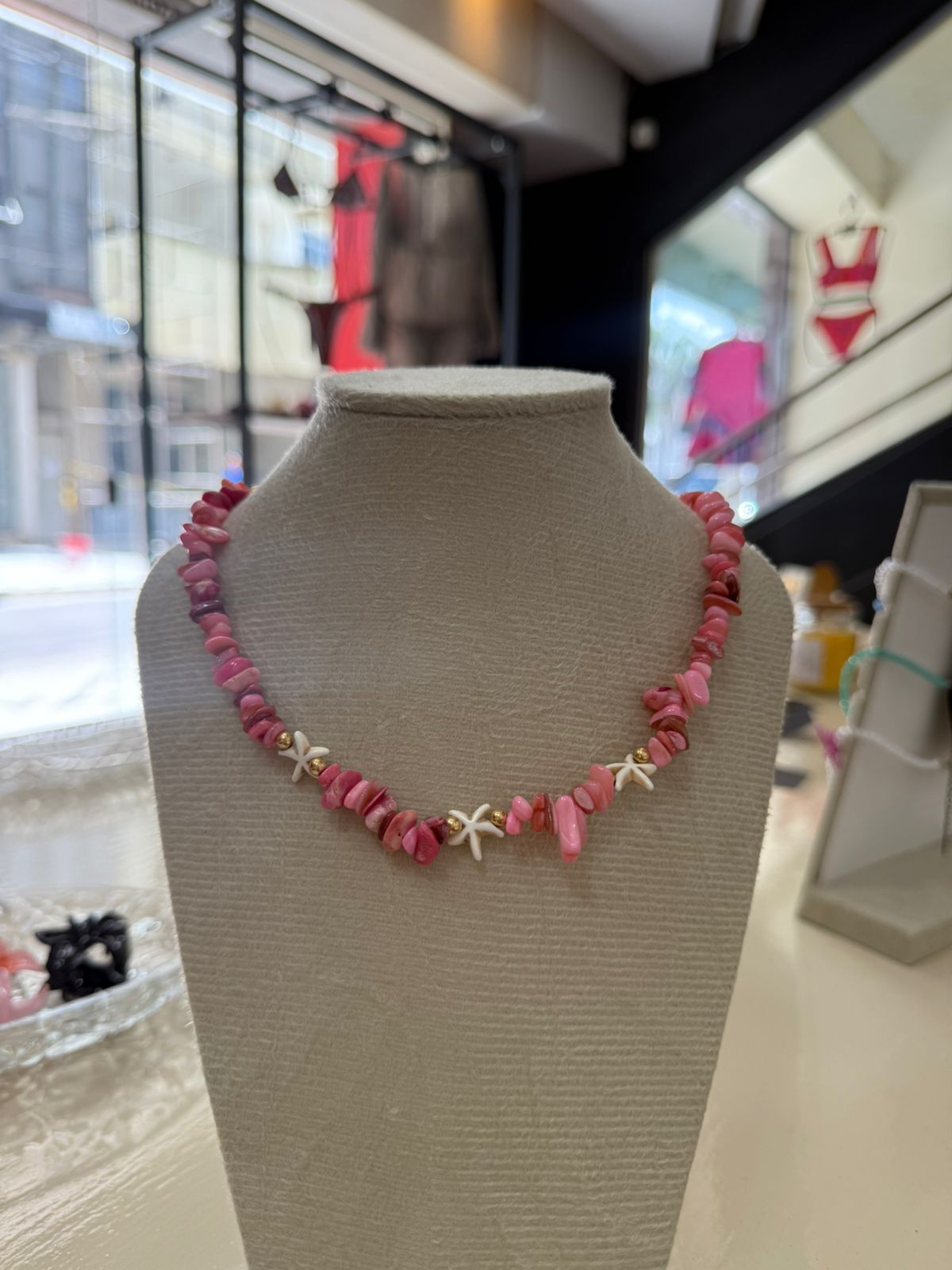 Colar rosa com estrelas-do-mar