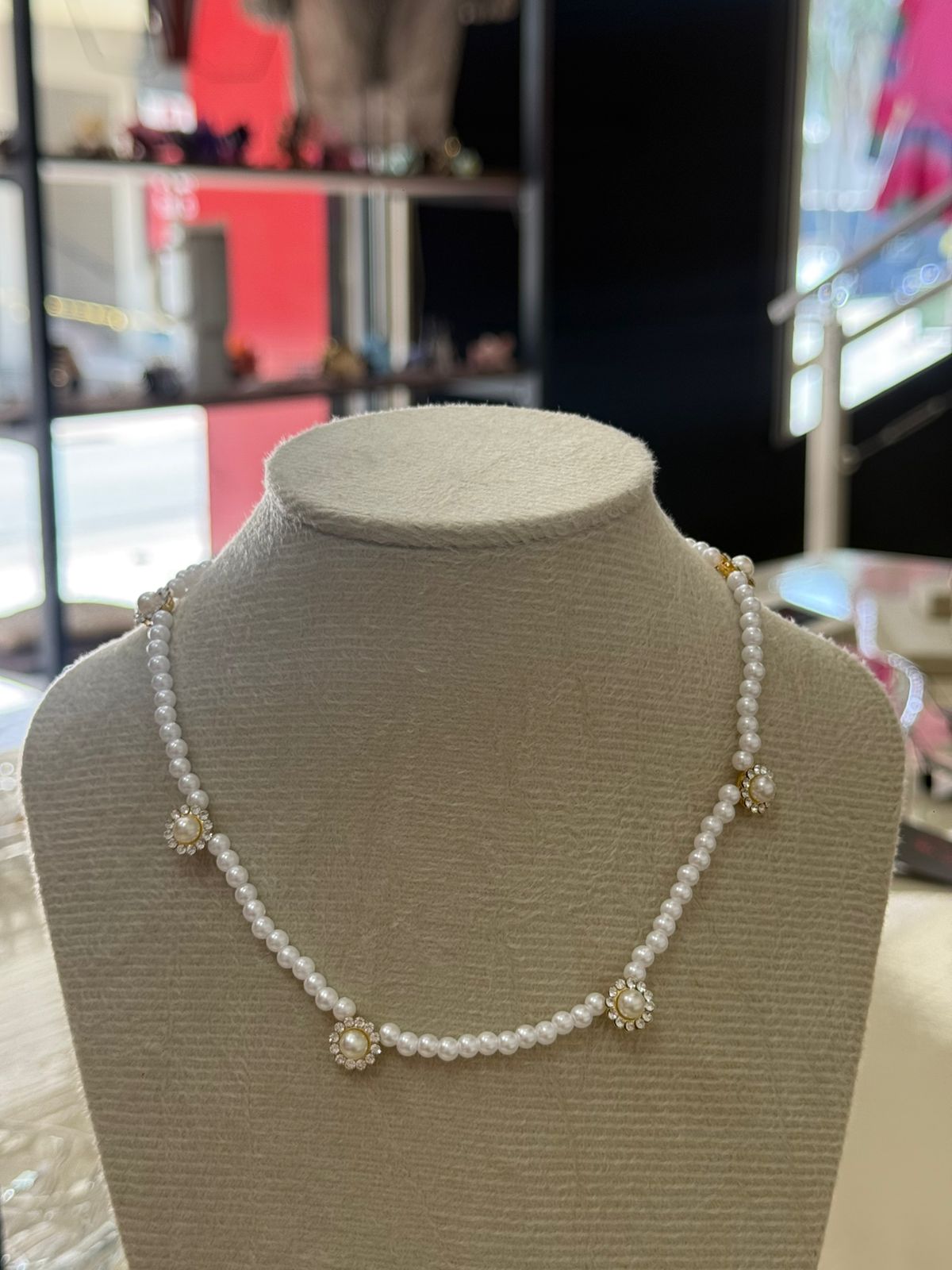 Colar de pérolas com flores douradas