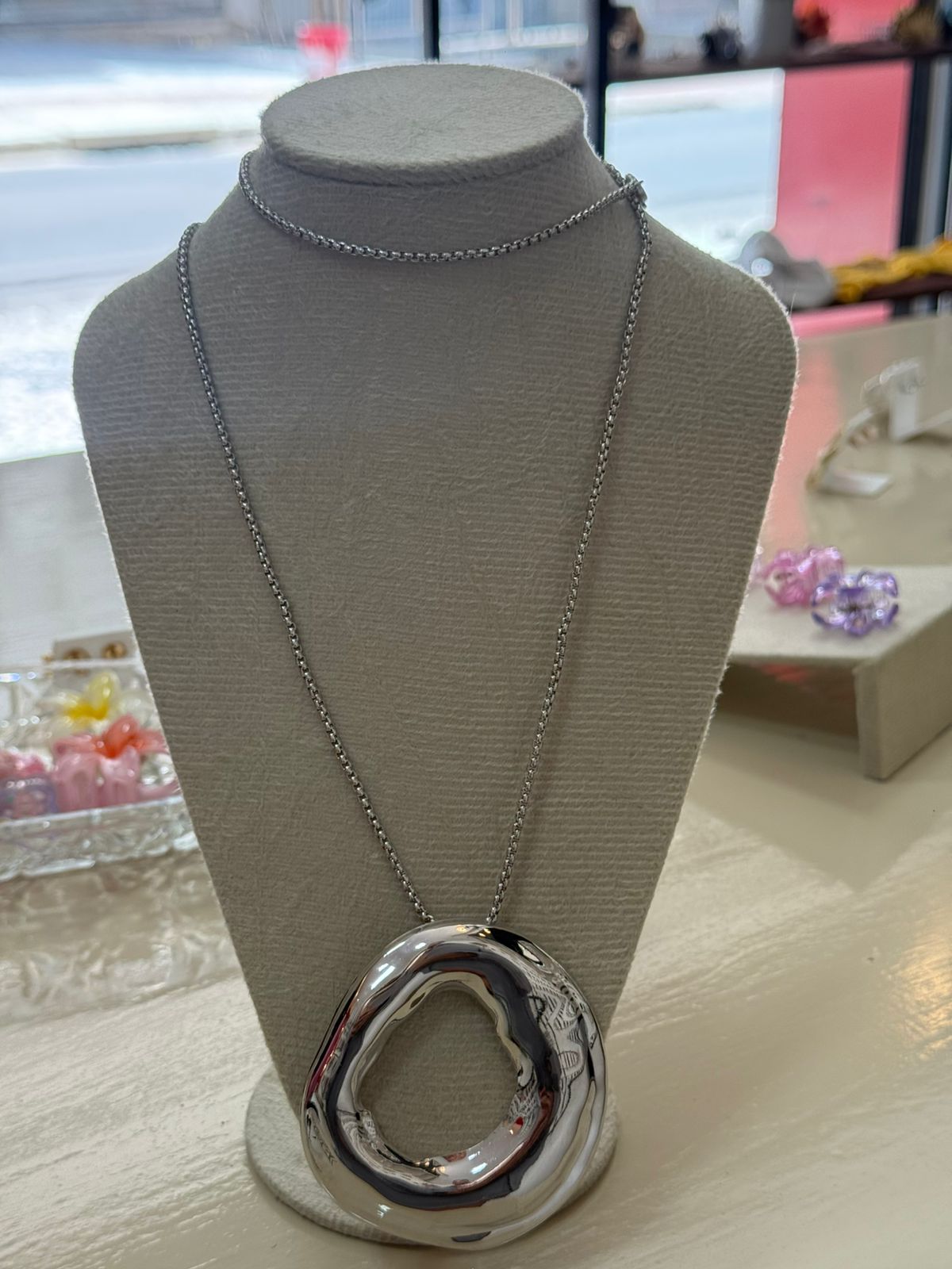 Colar prateado com pingente orgânico grande