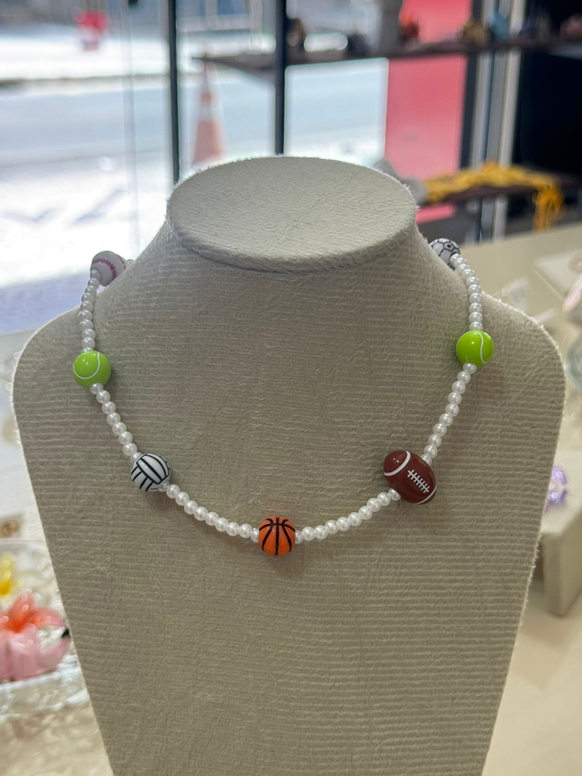 Colar esportivo com mini bolas