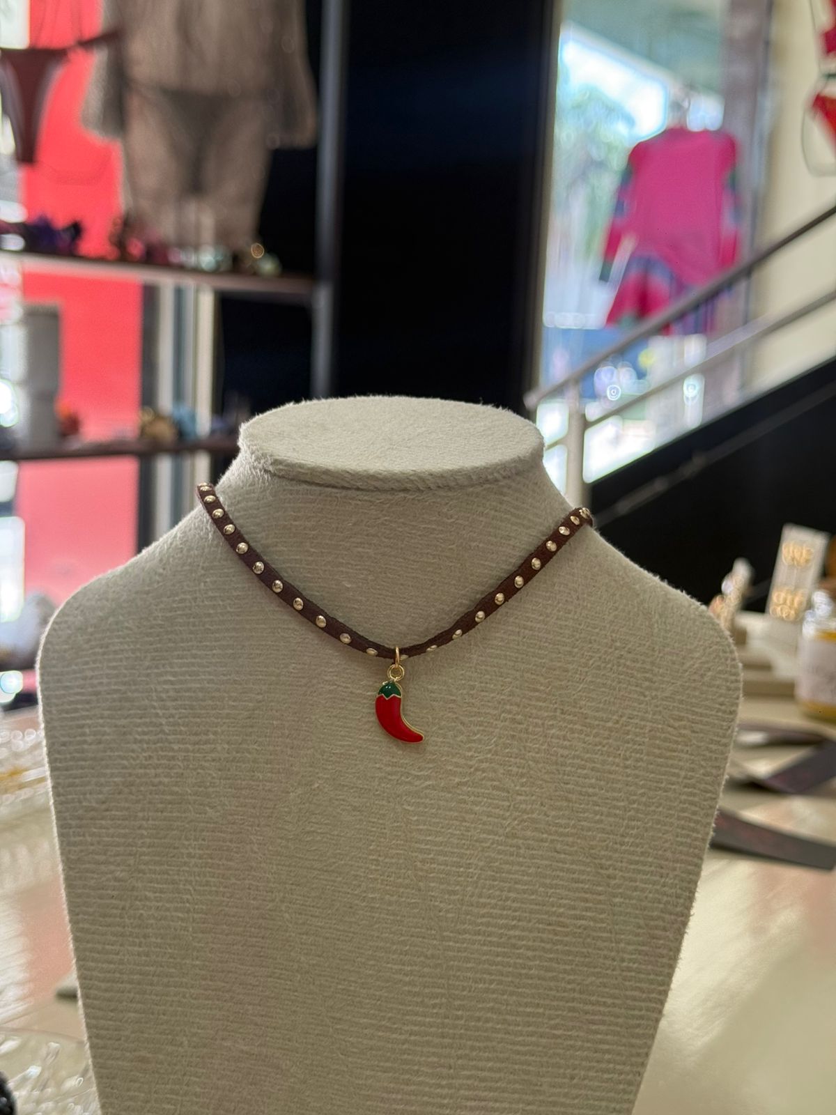 Choker marrom com pimenta vermelha