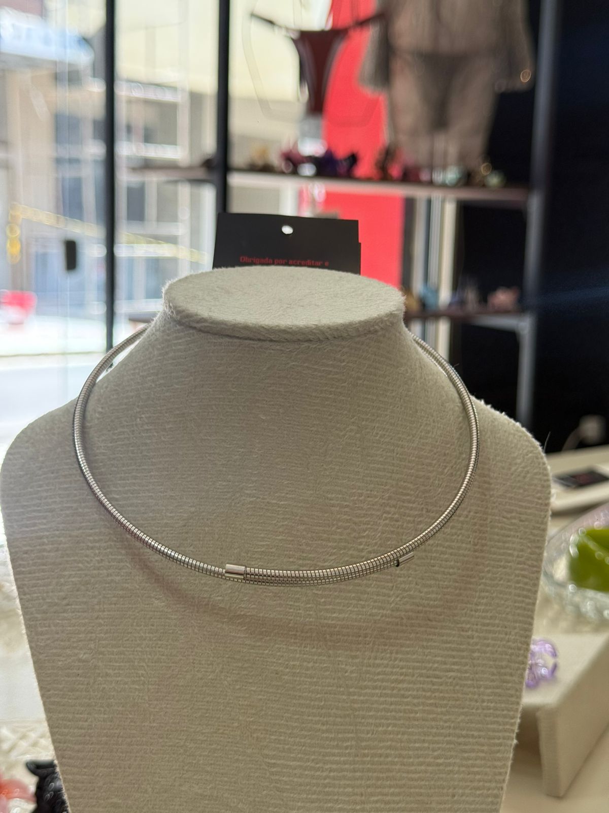 Choker prateado tipo “tubo”