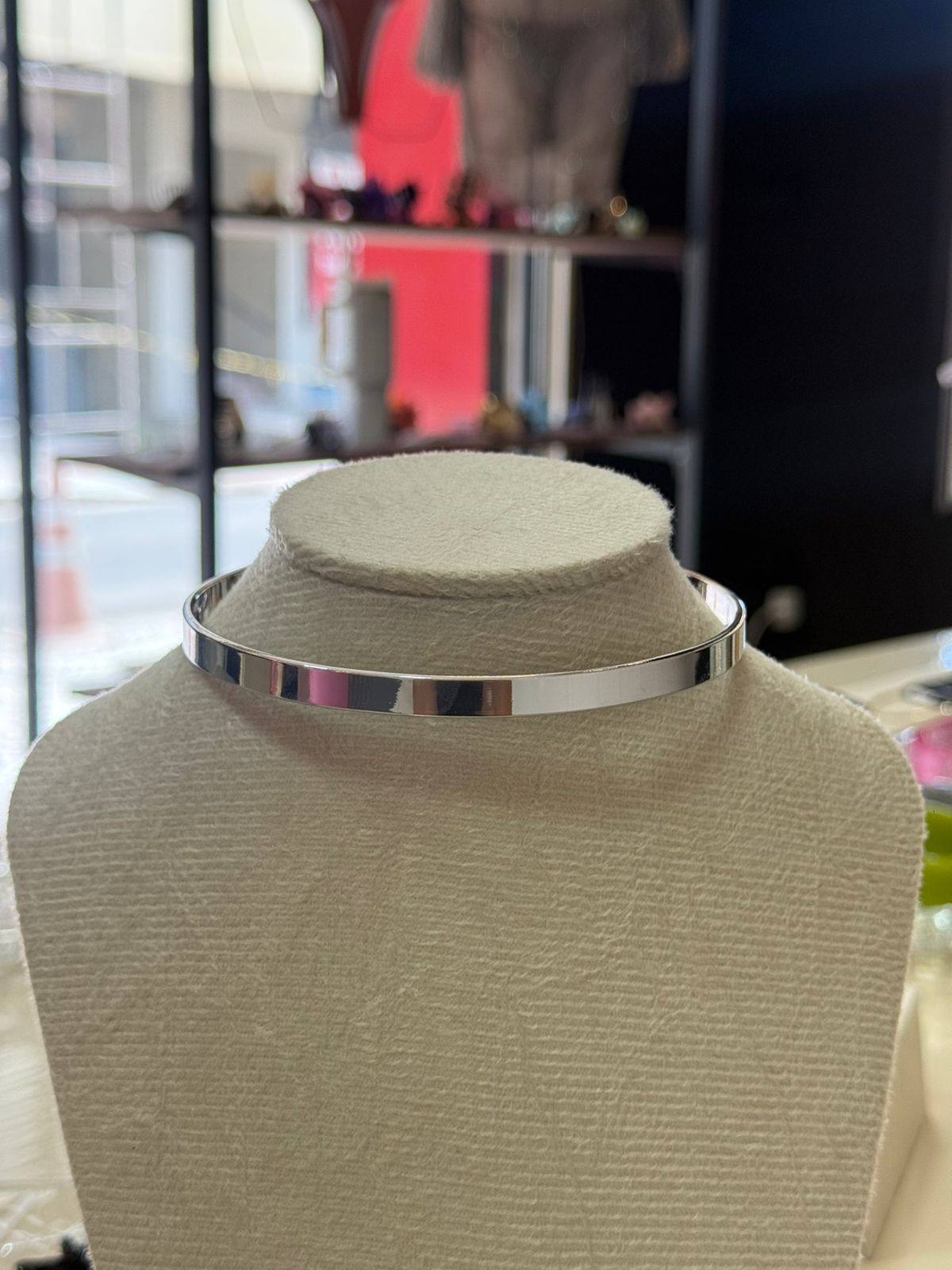 Choker prateado rígido