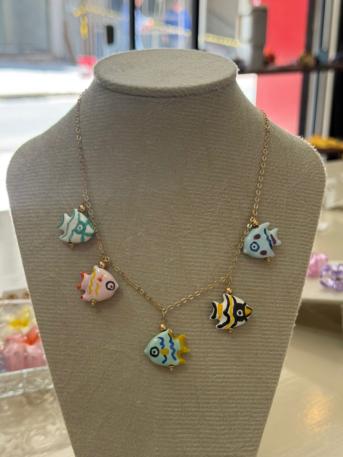 Colar de peixinhos coloridos