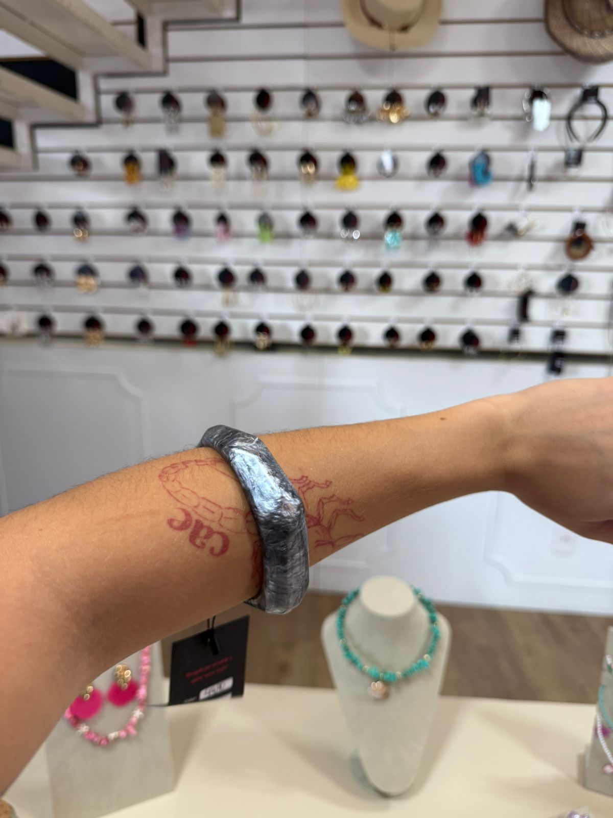 Bracelete Acrílico Marmorizado Cinza