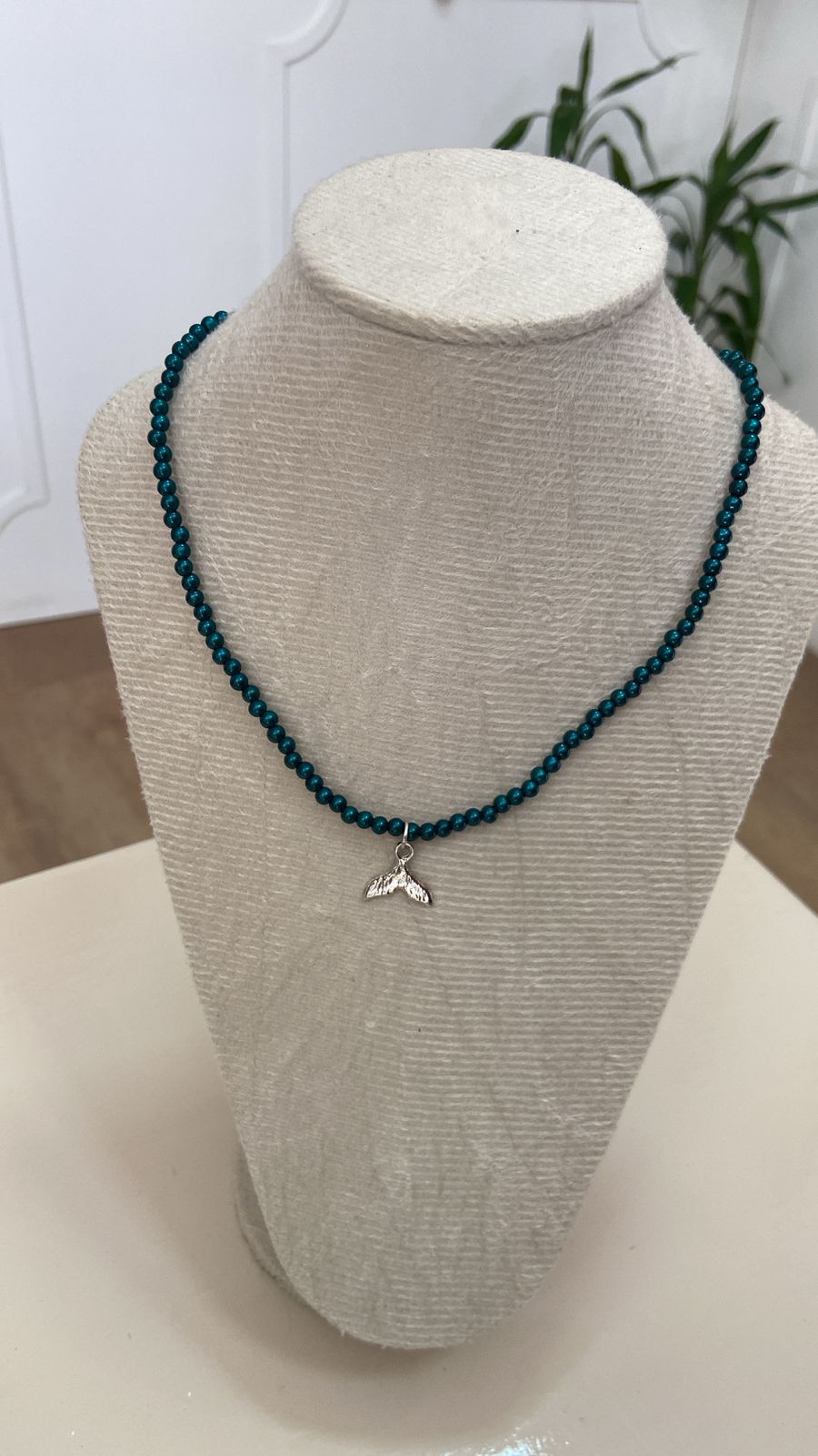 Colar Miçangas Azul Petróleo com Pingente de Calda de Sereia