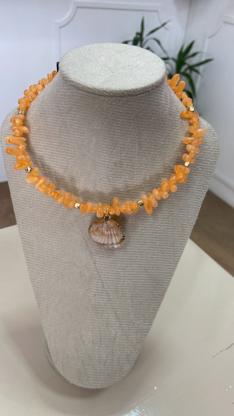 Colar Laranja com Pedrinhas Naturais e Pingente de Concha