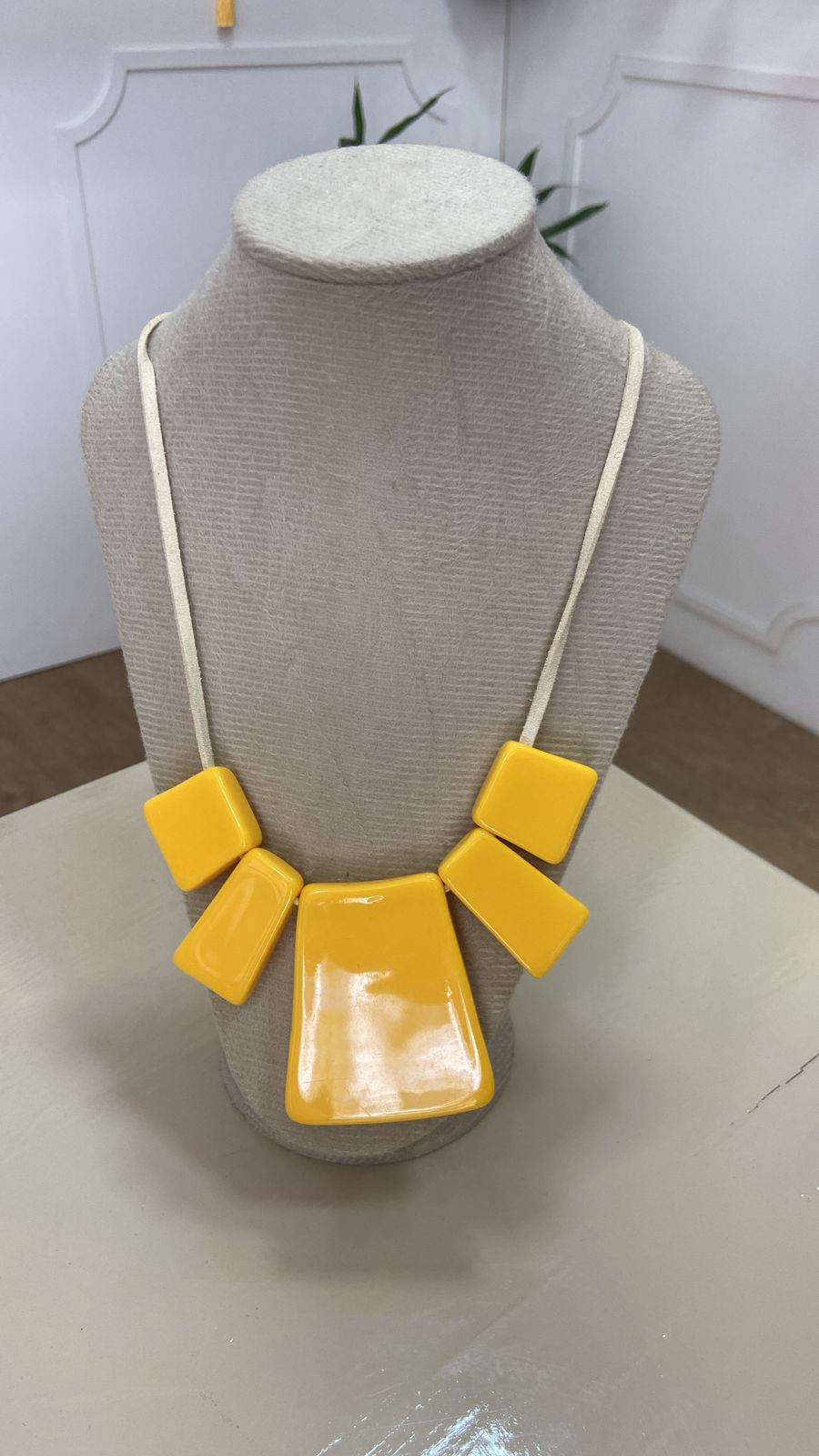 Colar Geométrico Amarelo em Resina