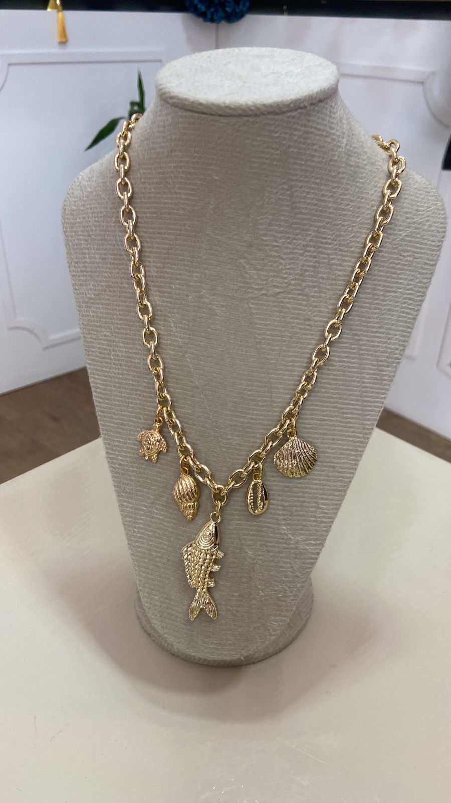 Colar Dourado com Pingentes Marinhos