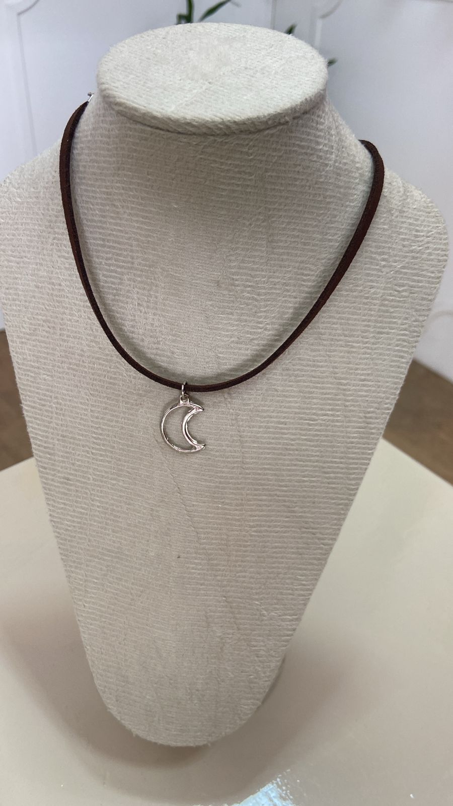Colar Camurça Marrom com Pingente de Lua Prateada