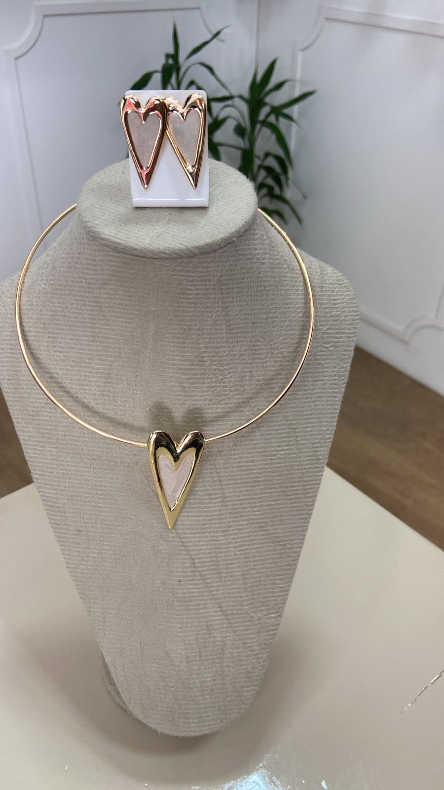 Conjunto Coração Dourado com Detalhe Perolado – Colar + Brincos