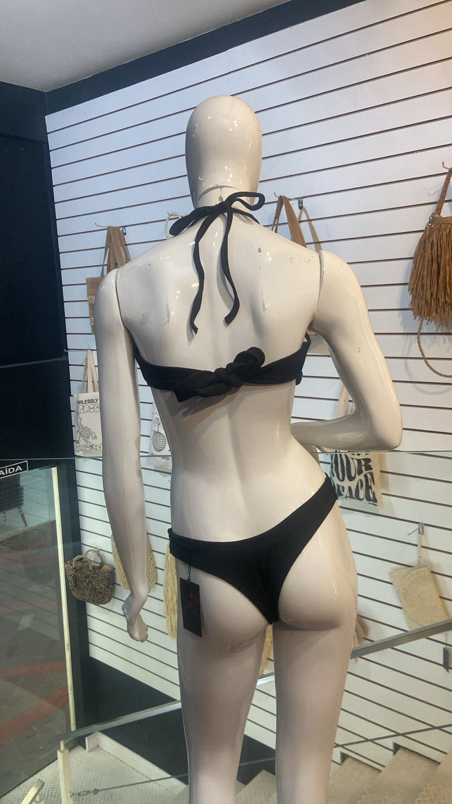 Biquíni Preto Estruturado – Top em V + Calcinha Básica